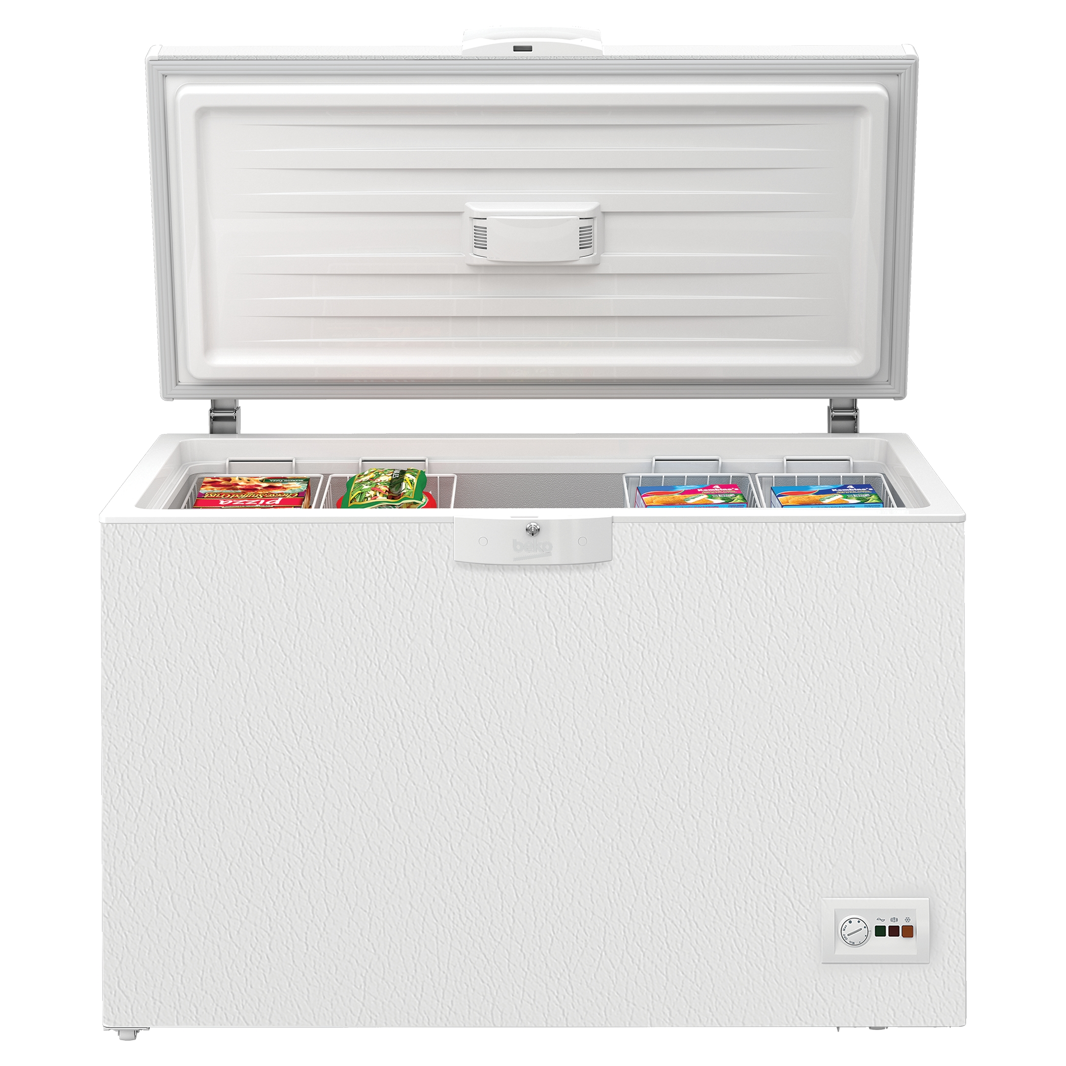 Un congelador horizontal blanco, abierto, con alimentos congelados dentro. Está sobre un fondo blanco.