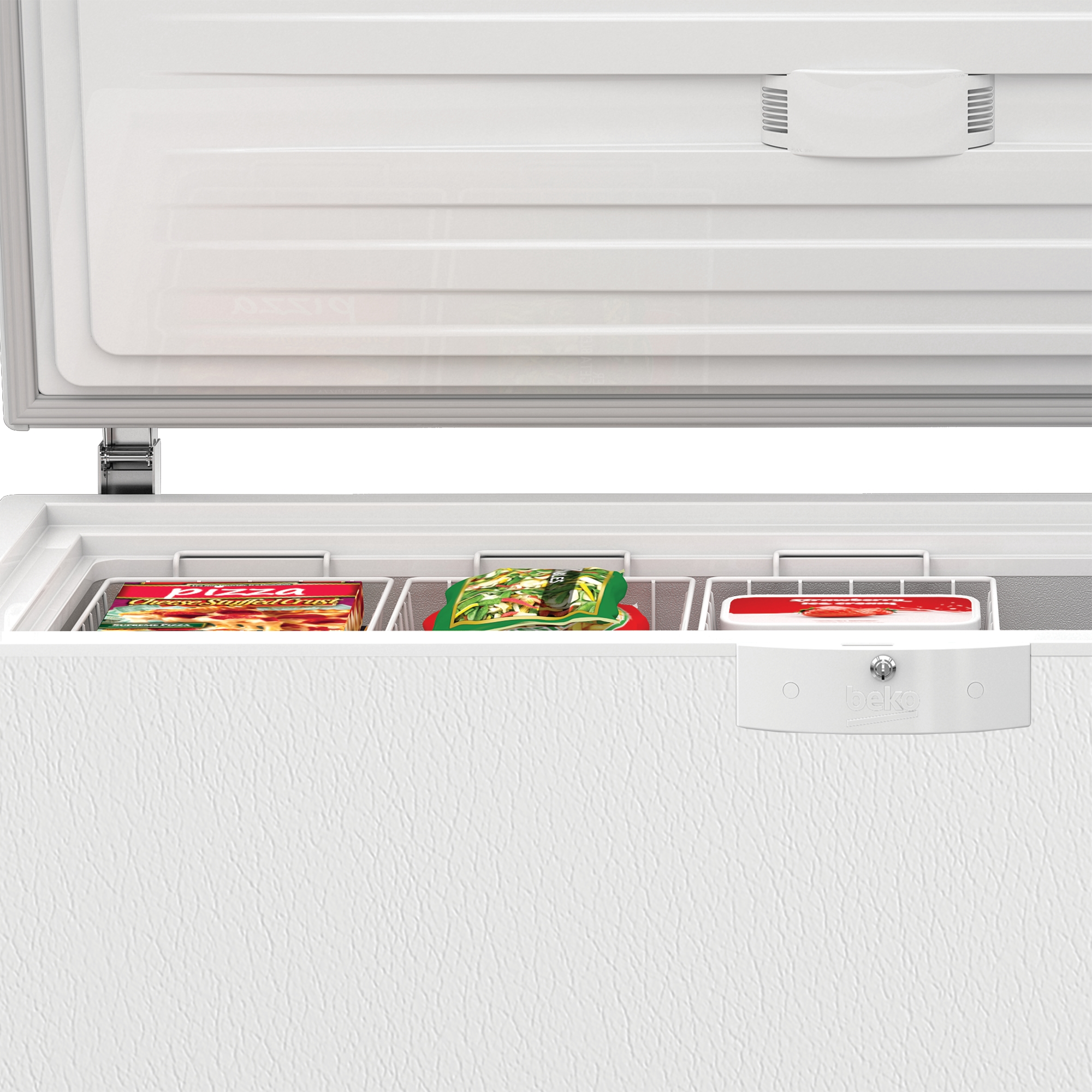 Un congelador blanco está abierto, revelando tres compartimentos con alimentos congelados. Primer plano.