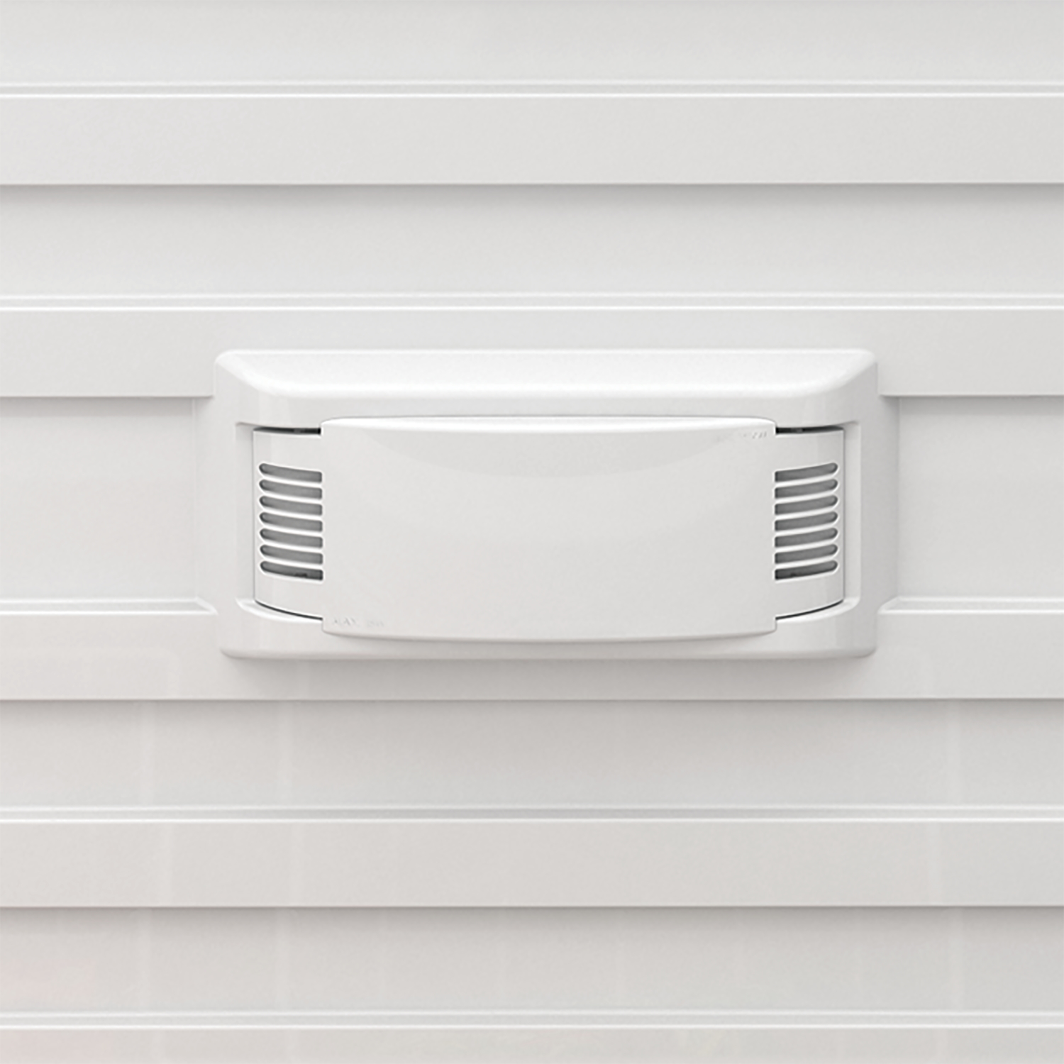 Cubierta de ventilación blanca sobre una superficie blanca con líneas horizontales.