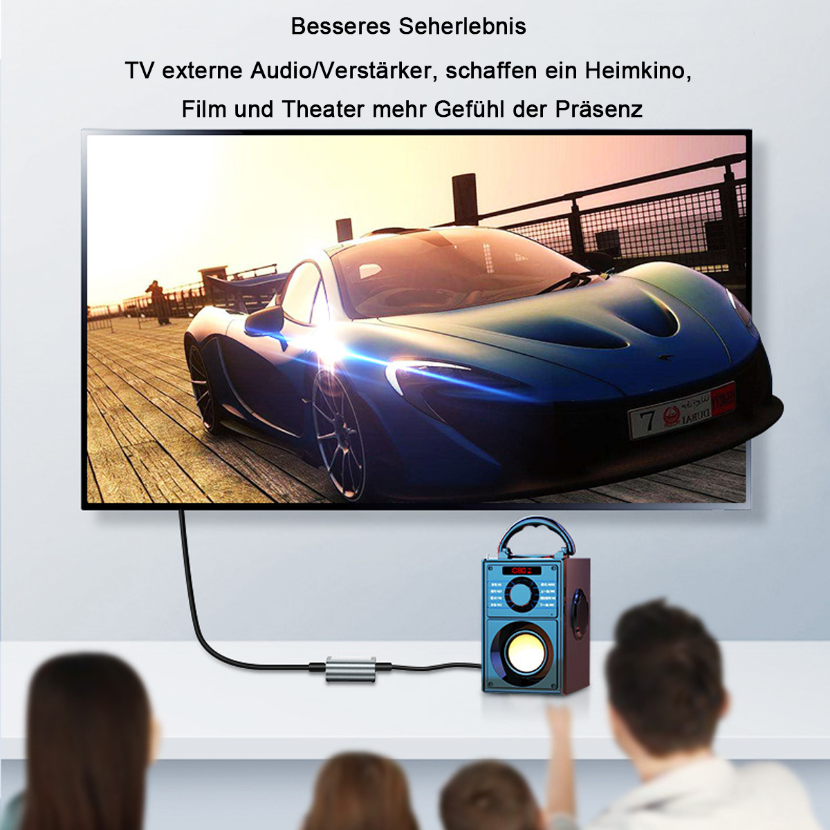 Fernseher mit Autoszene und angeschlossenem Audiogerät. Menschen schauen fern.