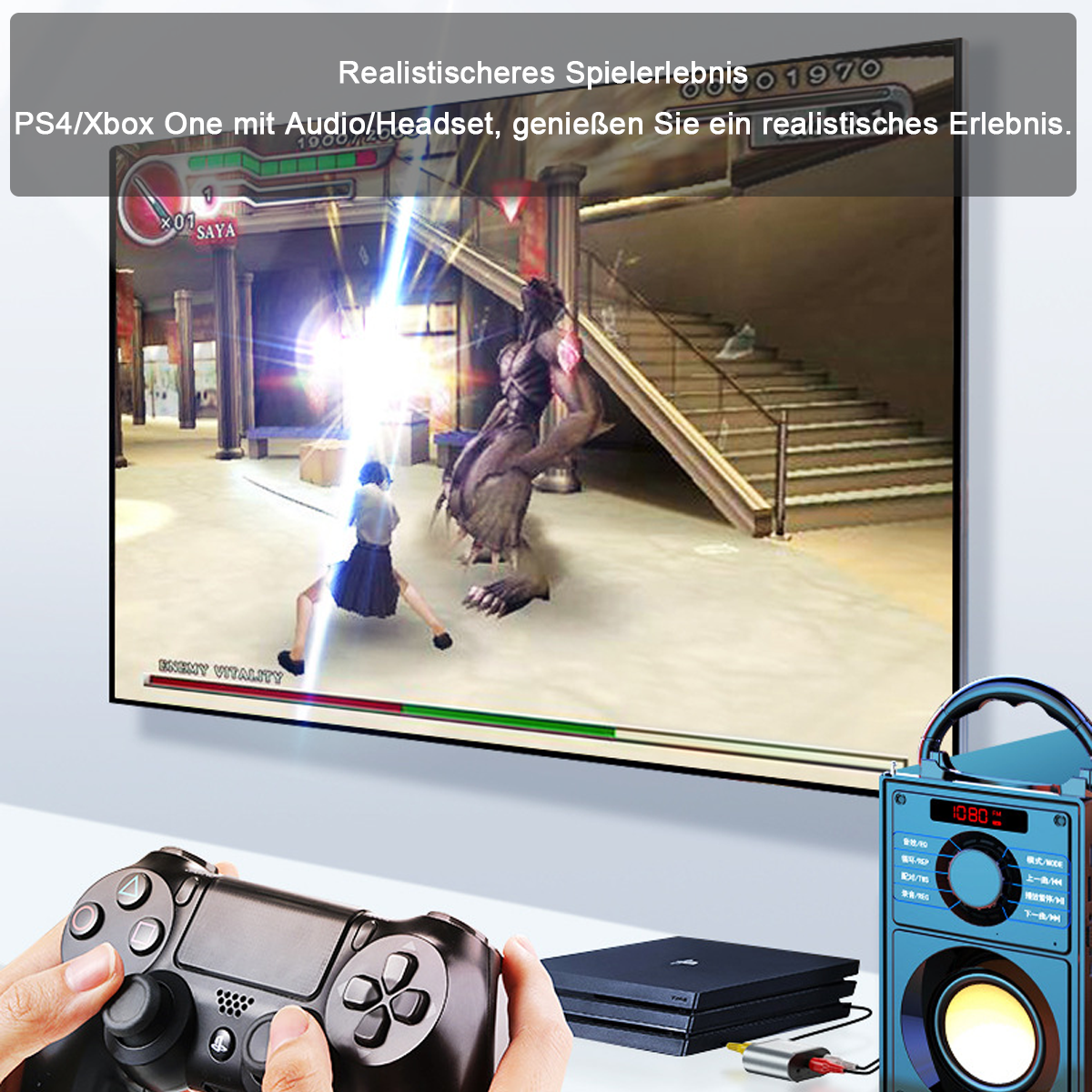 Eine Person spielt ein Videospiel mit Controller und Headset, ein Fernseher zeigt das Spiel.