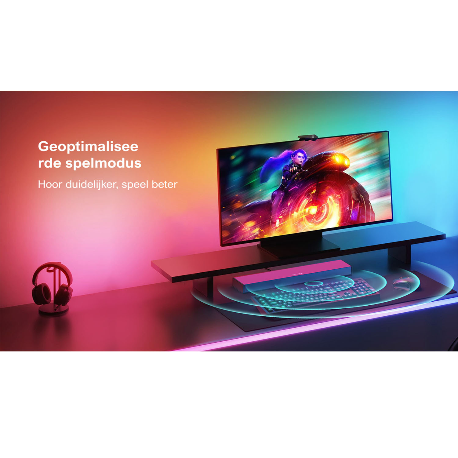 Een tv-scherm toont een actiescène. Een soundbar bevindt zich onder het scherm. Een bureau met een koptelefoon.