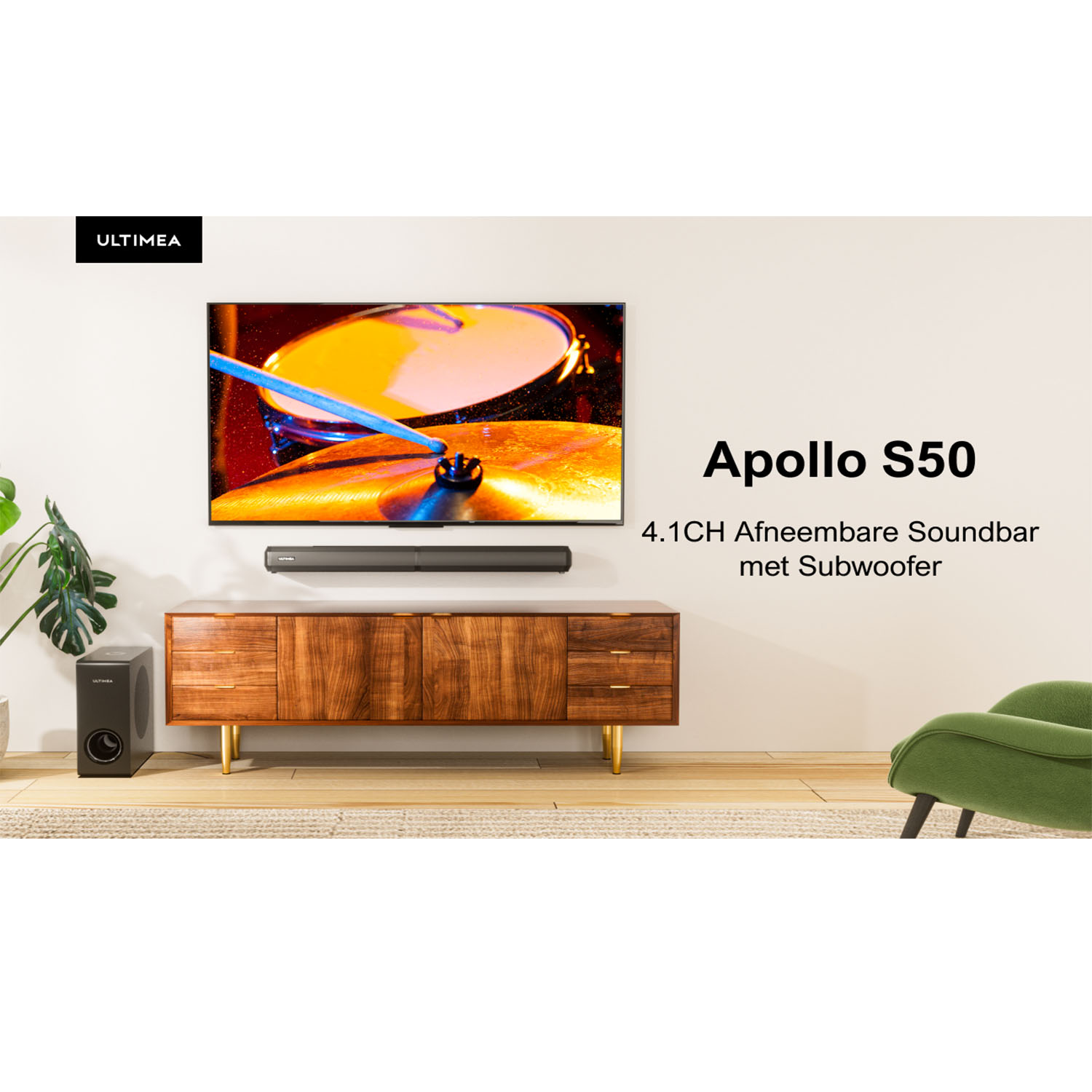 Een tv-scherm met een soundbar en subwoofer eronder. Een groene stoel en een houten kast.