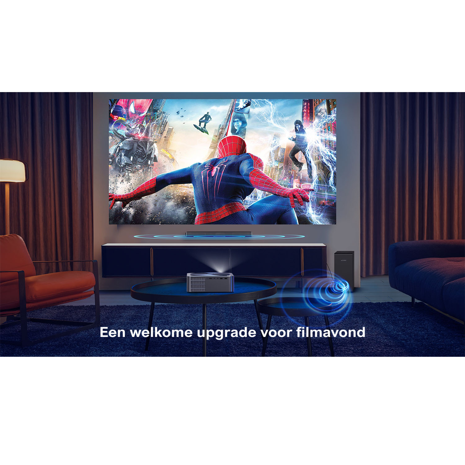Een projector staat op tafel. Een tv-scherm toont een film. Een soundbar en subwoofer staan op de vloer.