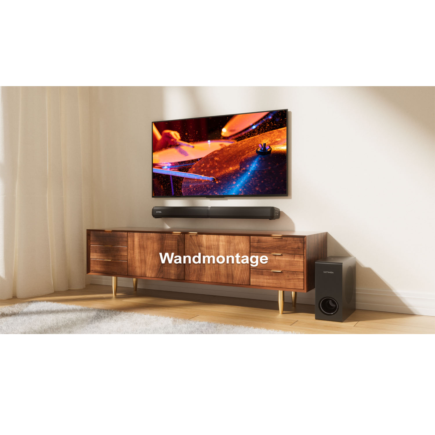 Tv gemonteerd op witte muur boven houten kast, soundbar en subwoofer.