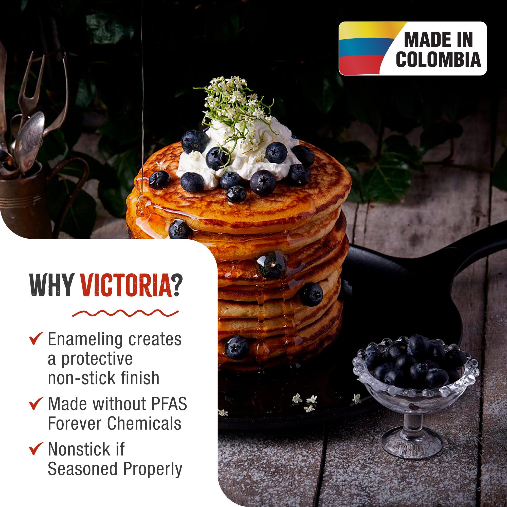 Pfannkuchen mit Blaubeeren und Sirup, mit einer Schüssel Blaubeeren und Text.