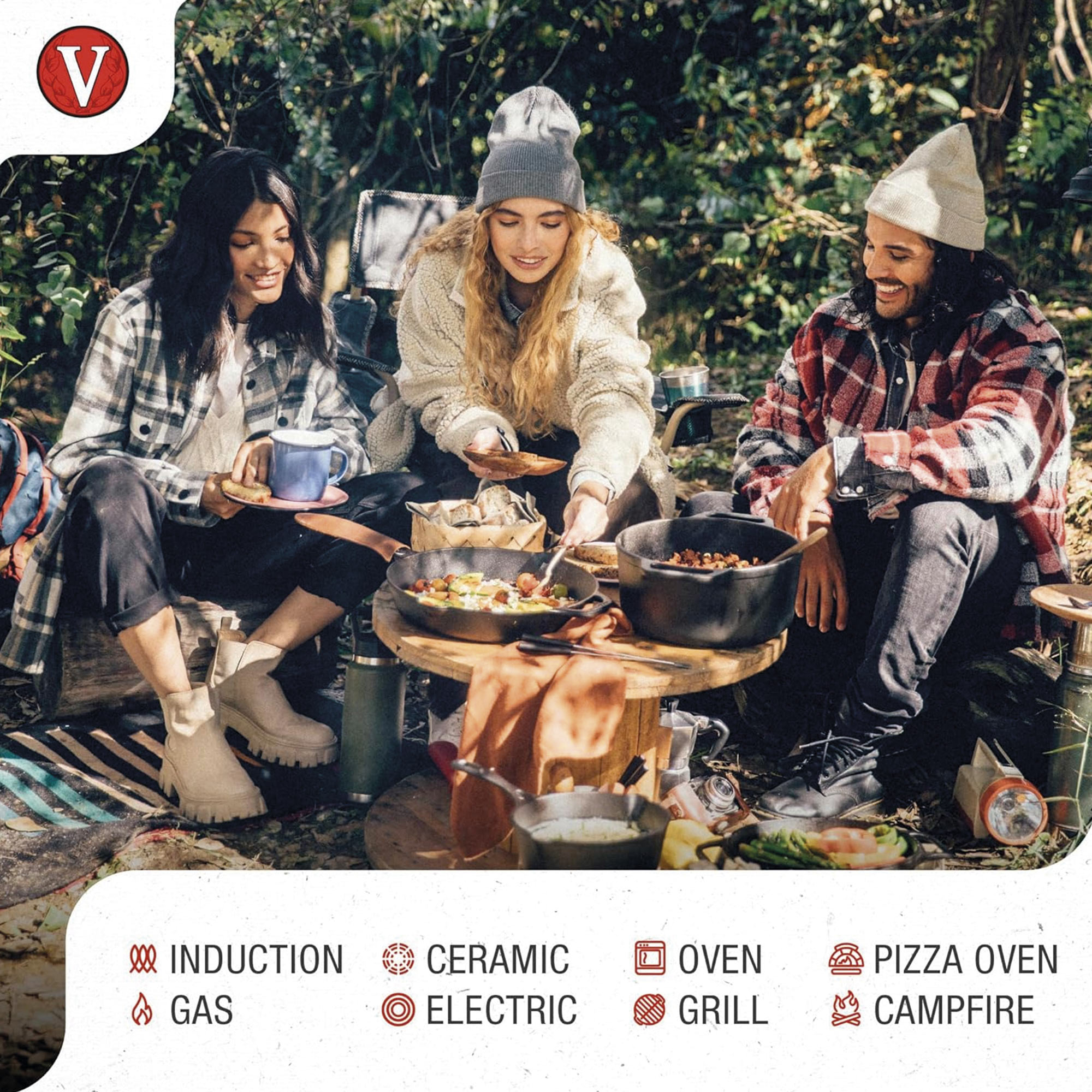 Drei Personen an einem Tisch mit Essen und Campingausrüstung.