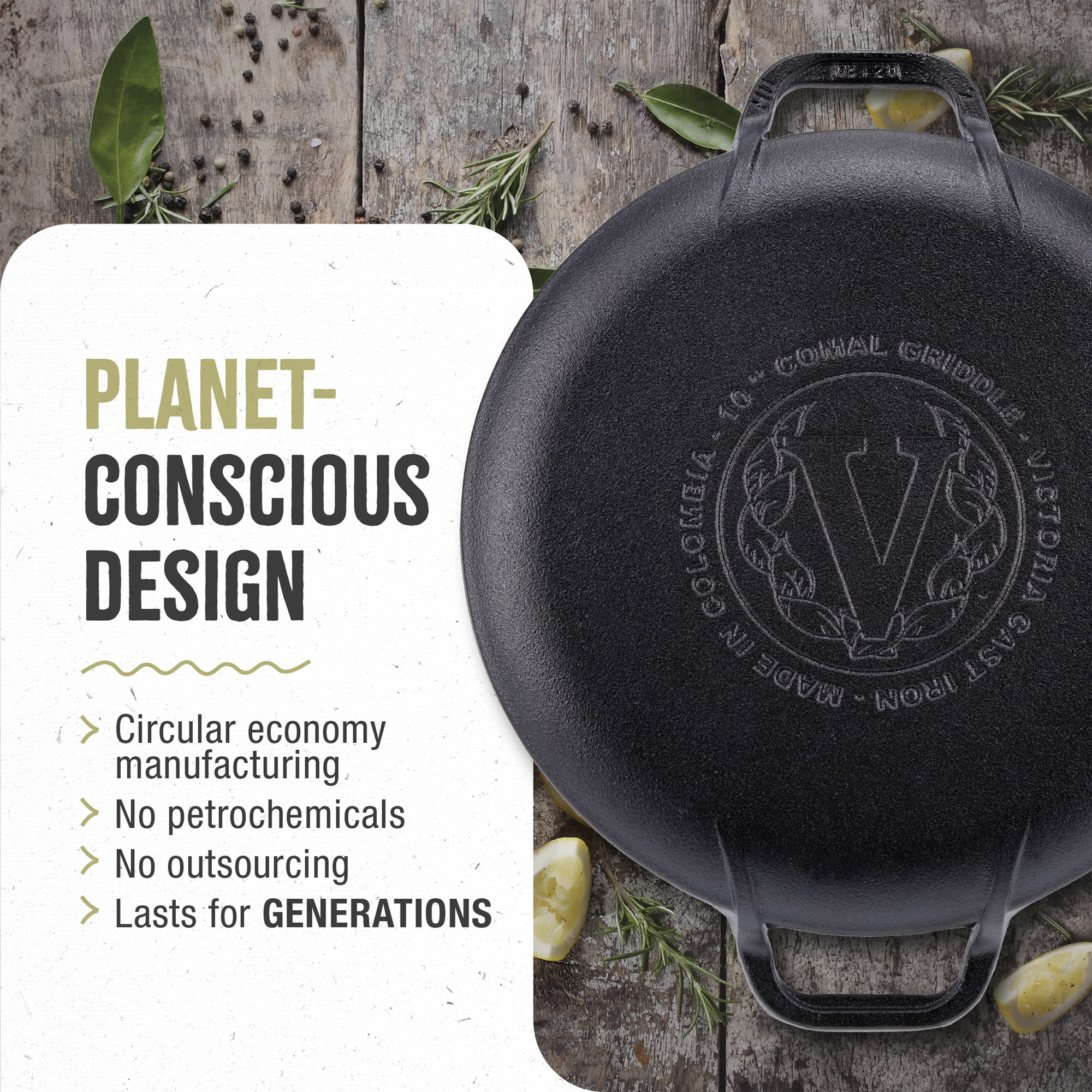 Schwarzer Gusseisen-Grill auf Holzoberfläche mit Text über umweltbewusstes Design.