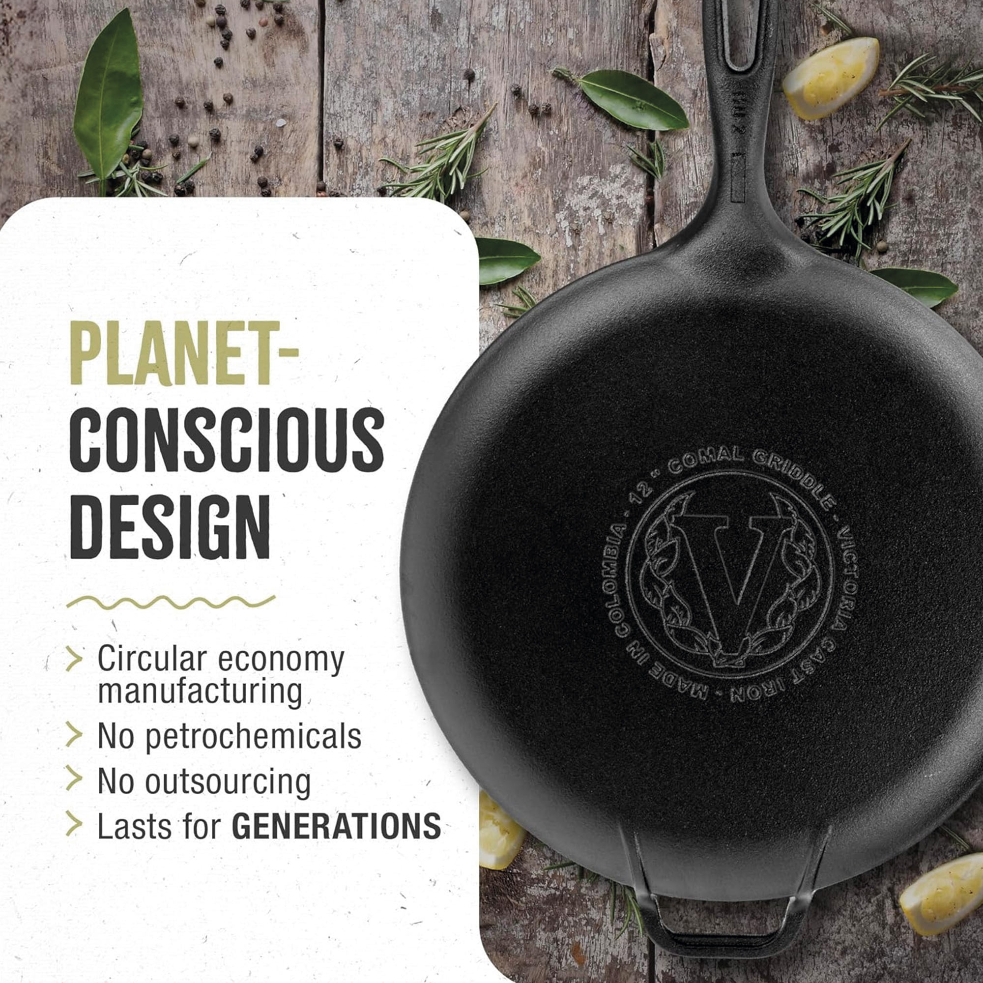 Eine schwarze gusseiserne Pfanne mit Text und Design. Es steht 'Planet-Conscious Design' und listet Funktionen auf.