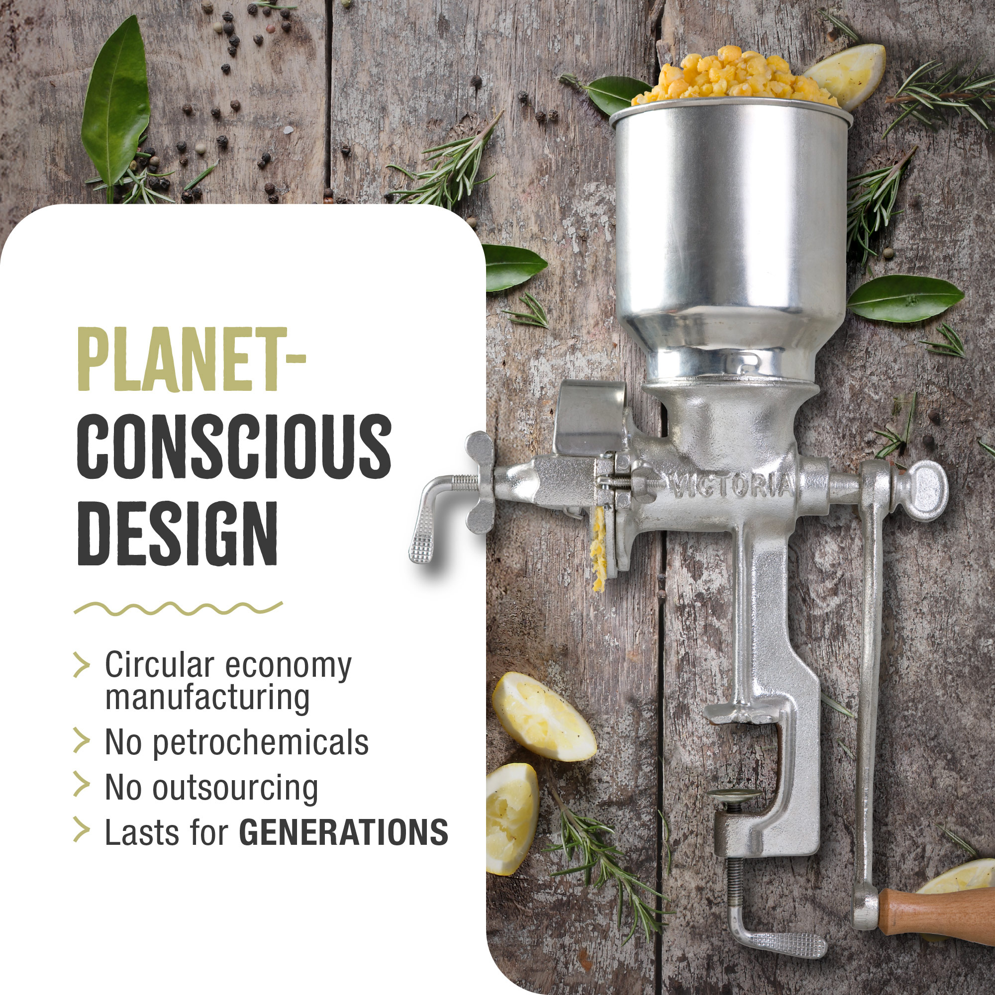 Un molinillo de grano de metal, con texto sobre diseño consciente del planeta.