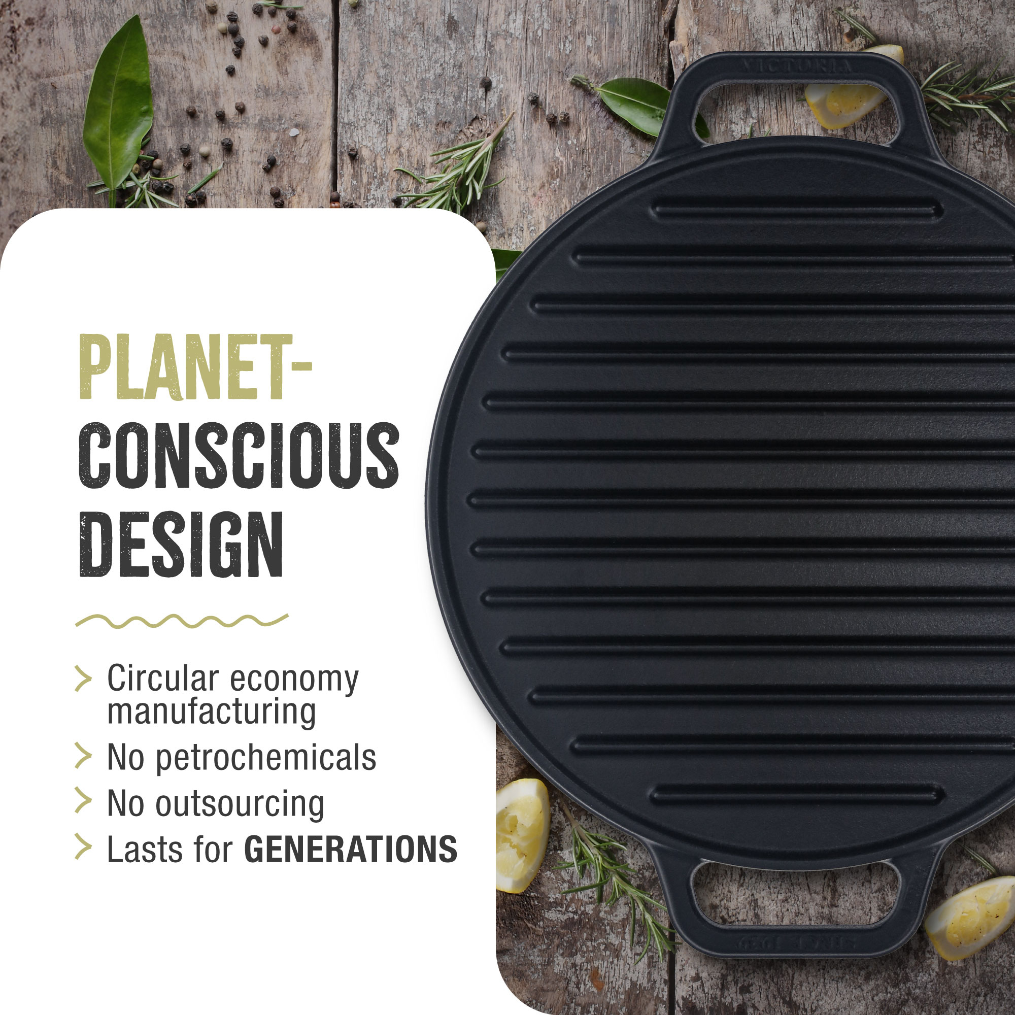 Eine schwarze Grillpfanne mit Griffen auf einer Holzoberfläche. Text zum Design ist sichtbar.