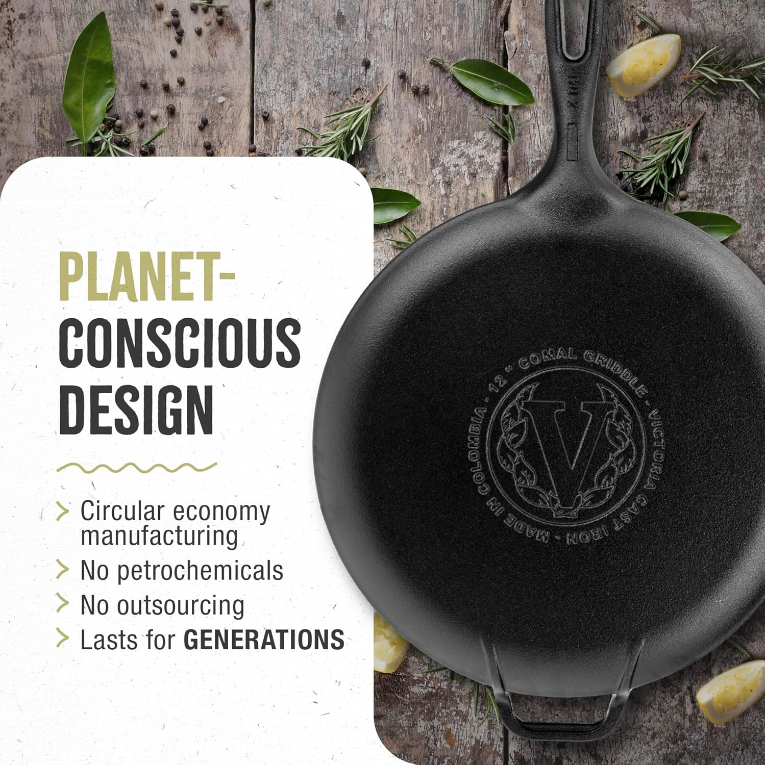 Nahaufnahme einer schwarzen Gusseisenpfanne mit Text über umweltbewusstes Design.