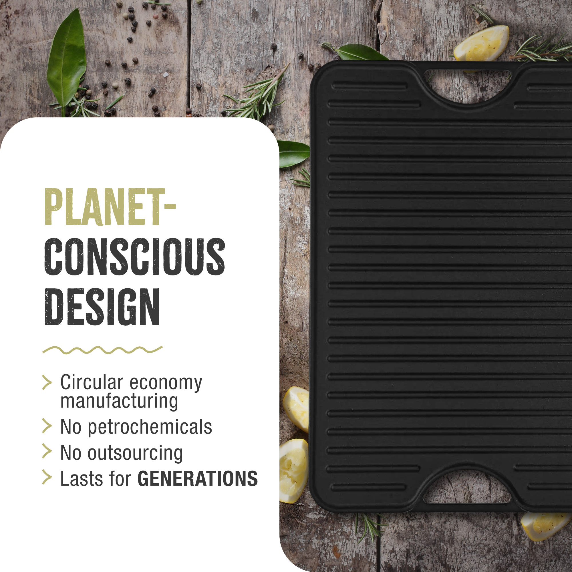 Schwarze Grillpfanne mit Text zum umweltbewussten Design. Merkmale: Kreislaufwirtschaft, keine Petrochemikalien, Generationen.