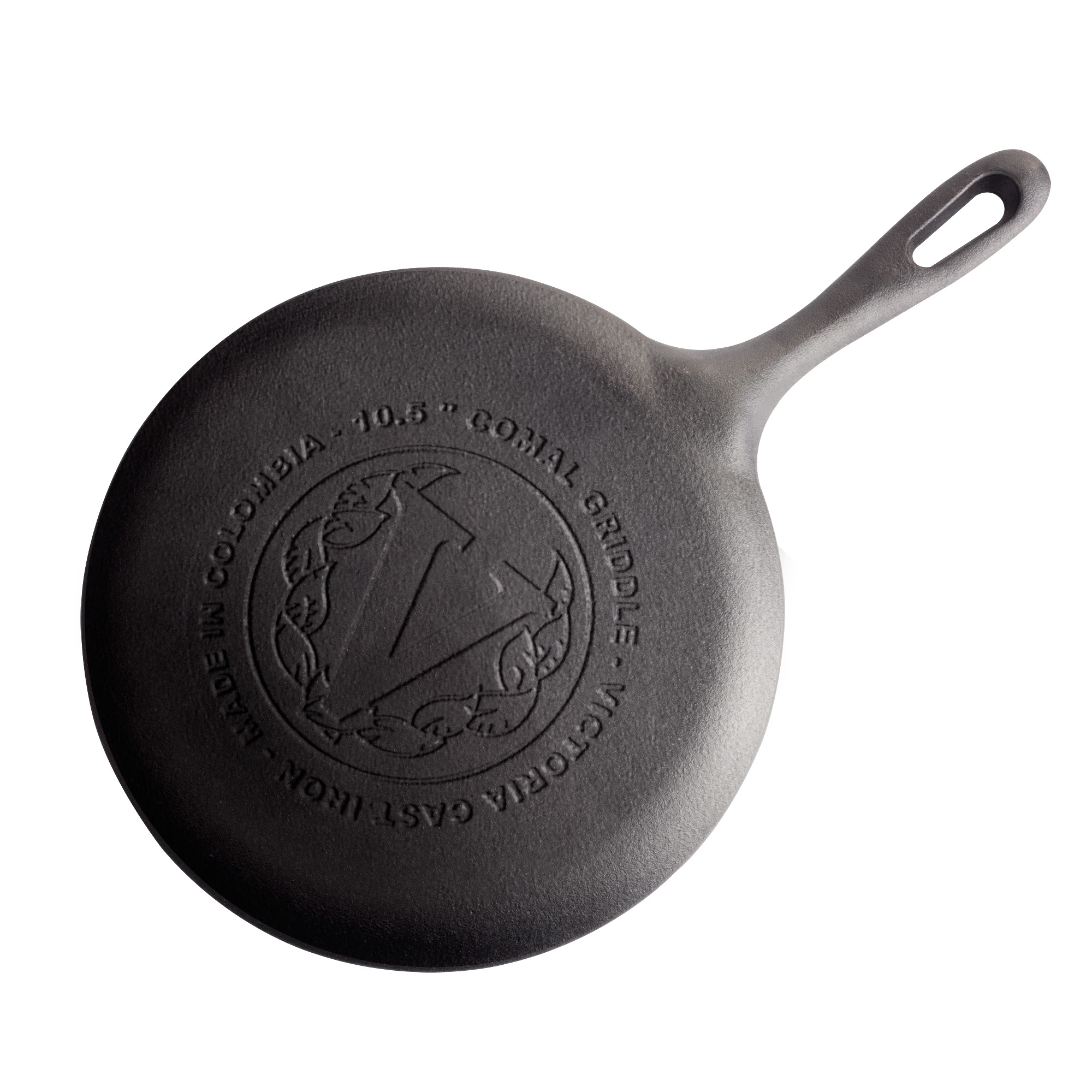 Plancha de hierro fundido negra, con asa y logo decorativo en la parte trasera.