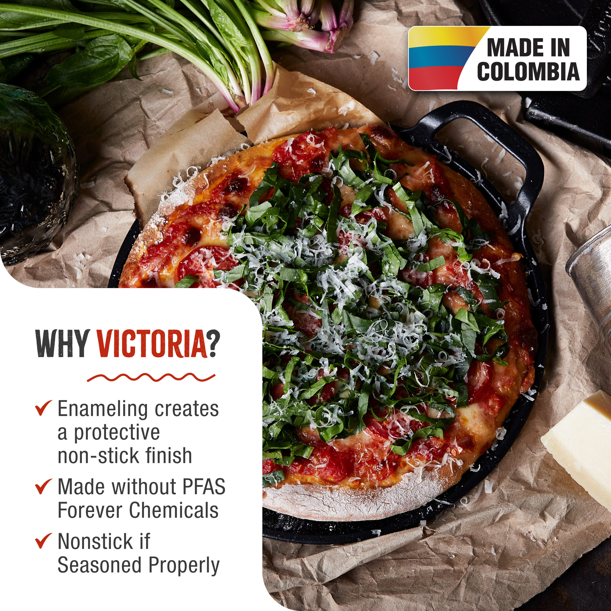 Pizza auf einer Gusseisenpfanne mit Käse, Basilikum und einem „Why Victoria?“-Text. Made in Colombia.