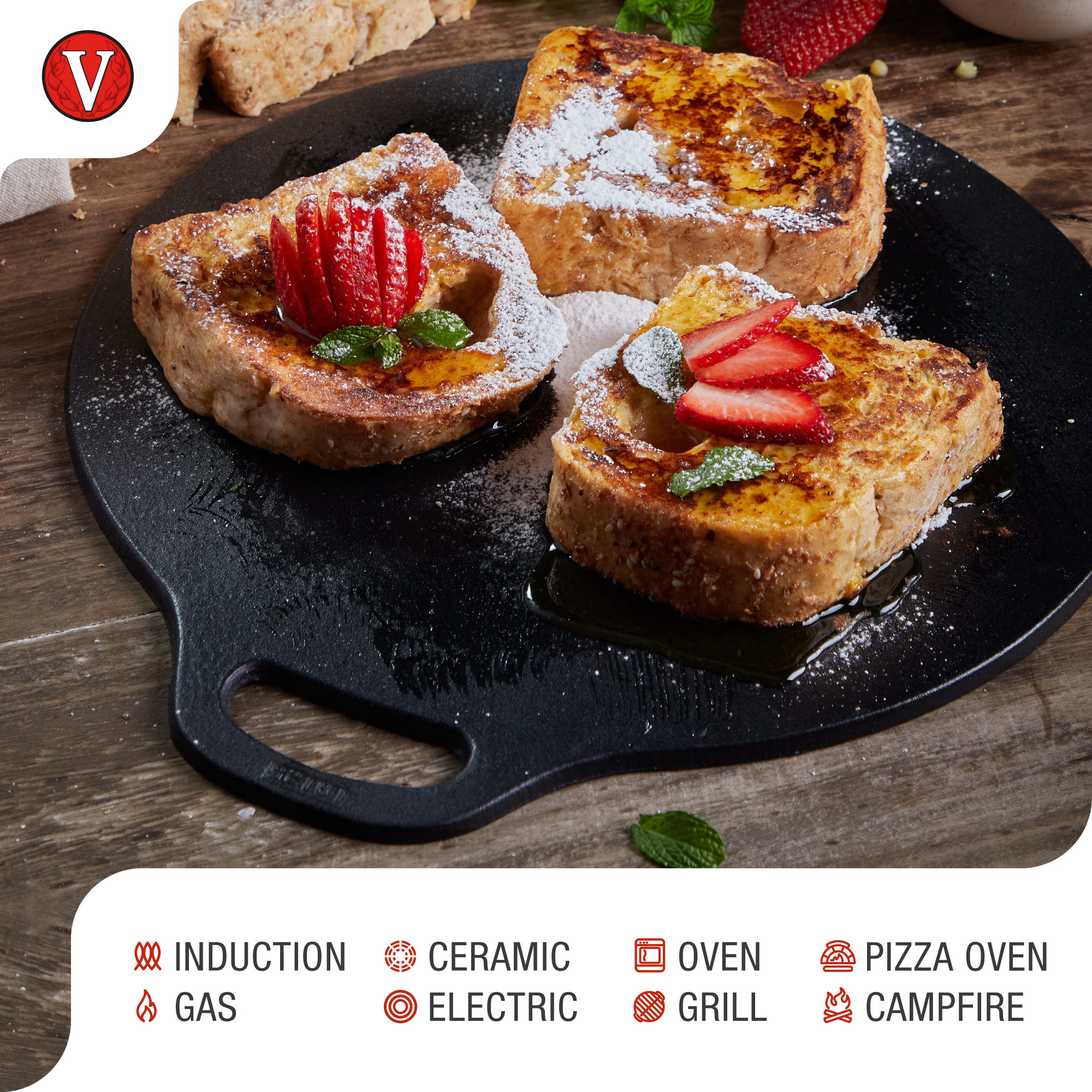 Drei Scheiben French Toast auf einem schwarzen Teller, mit Erdbeeren und Sirup. Ein Logo befindet sich in der Ecke.