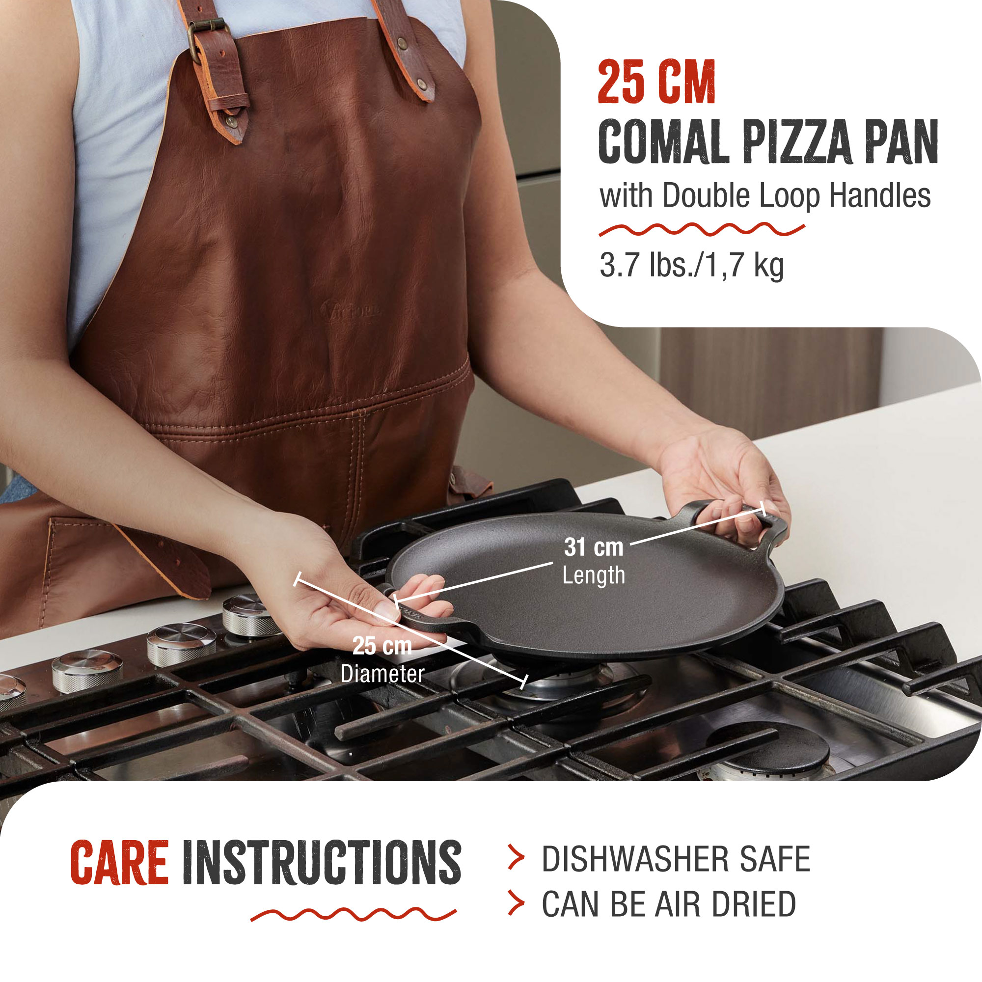 Eine Person hält eine Pizzapfanne mit Details: 25 cm Durchmesser, 31 cm Länge und Pflegehinweise.