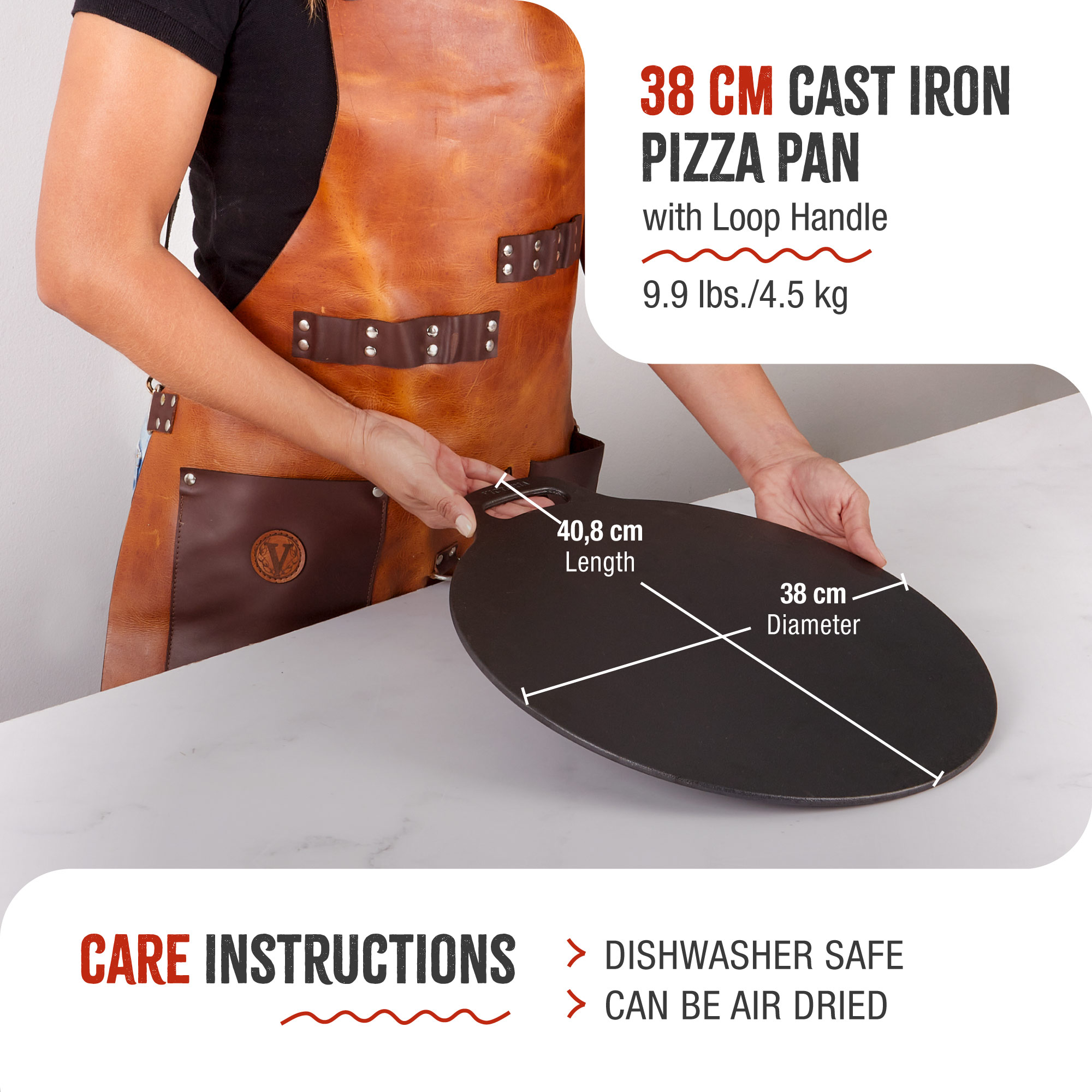 Schwarze Gusseisen-Pizza-Pfanne mit Abmessungen, mit Frau, die sie hält.