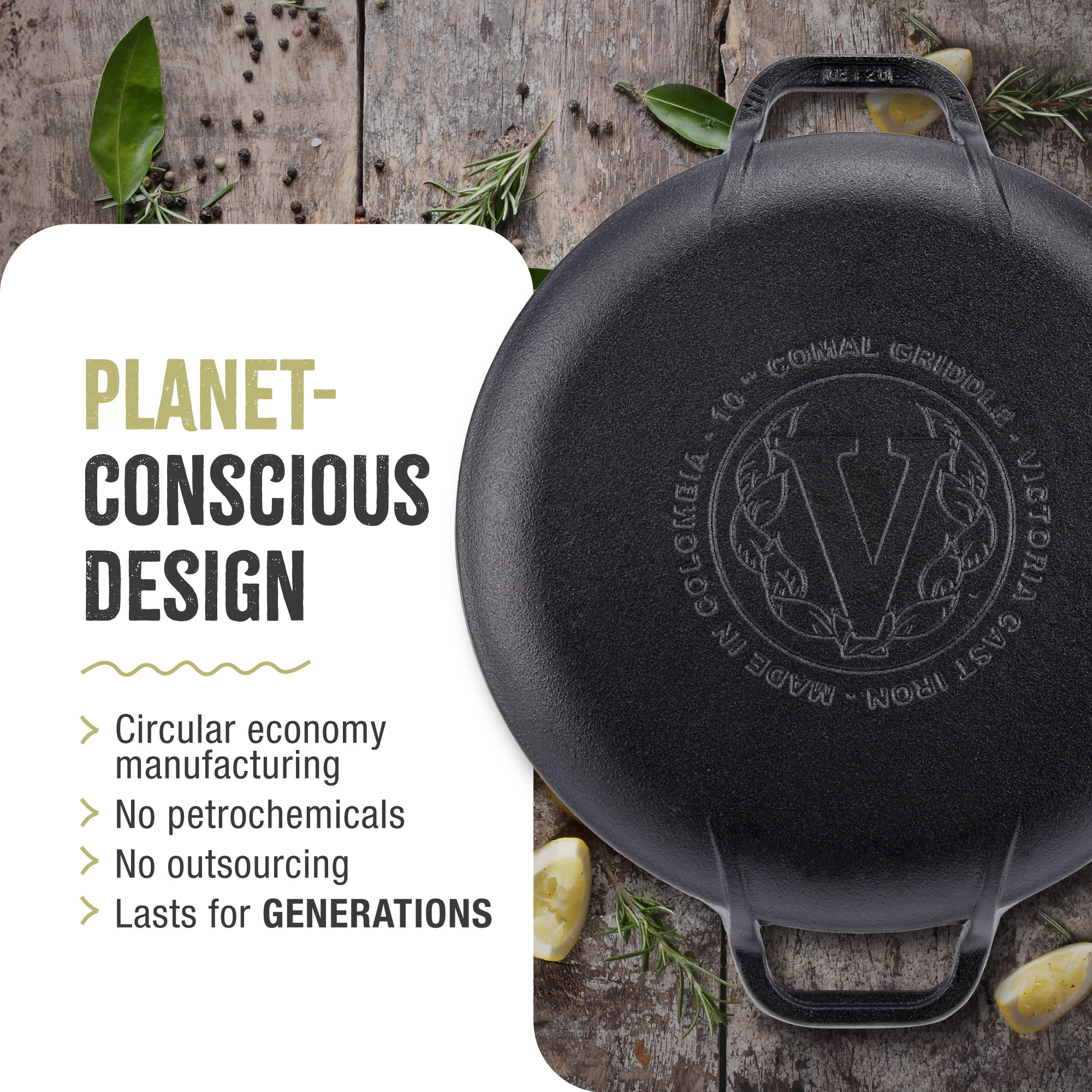 Schwarze gusseiserne Bratpfanne auf einem Holztisch mit Text über umweltfreundliches Design.