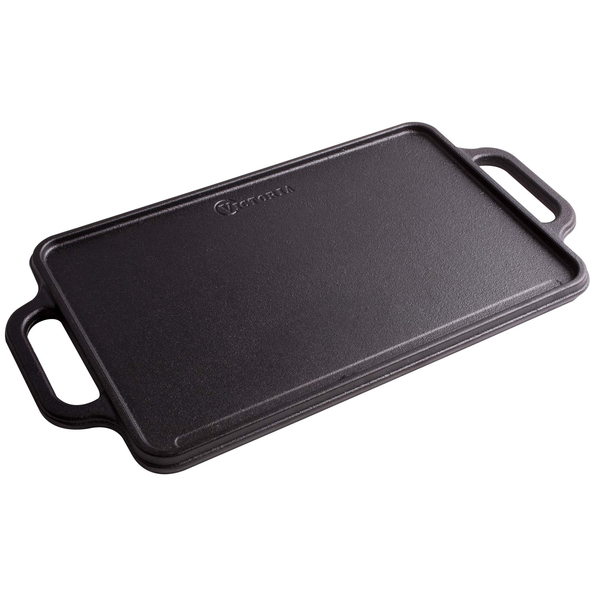 Schwarze Gusseisen-Grillplatte mit Griffen auf weißem Hintergrund, mit dem Wort VICTORIA geprägt.