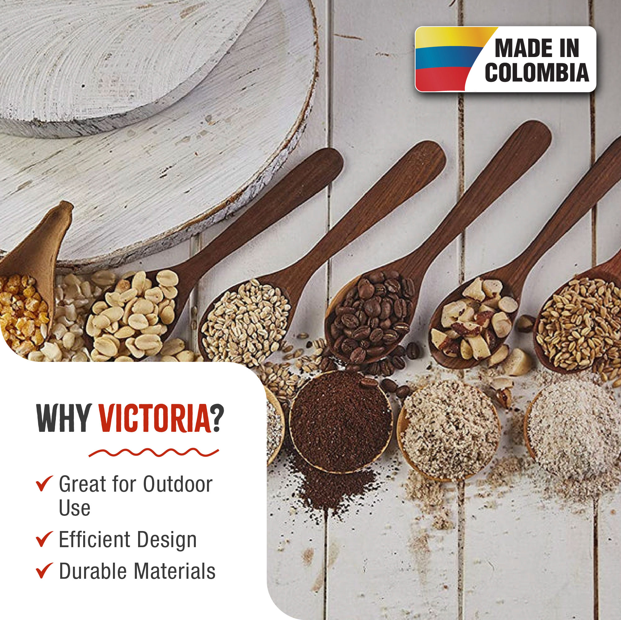 Cucharas de madera con diferentes granos y semillas sobre superficie de madera blanca, bandera de Colombia.