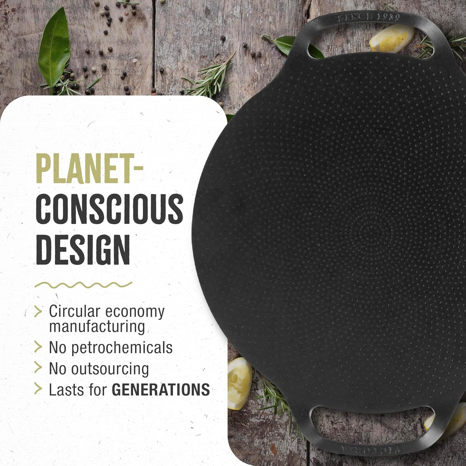Schwarze Pfanne auf Holzoberfläche mit Text über umweltbewusstes Design.