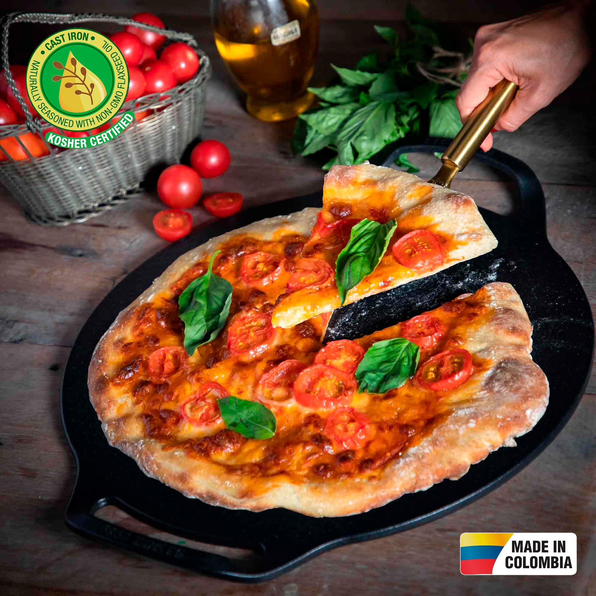 Pizza mit Tomaten und Basilikum auf einer schwarzen Pfanne. Enthält einen Korb mit Tomaten und eine Flagge.