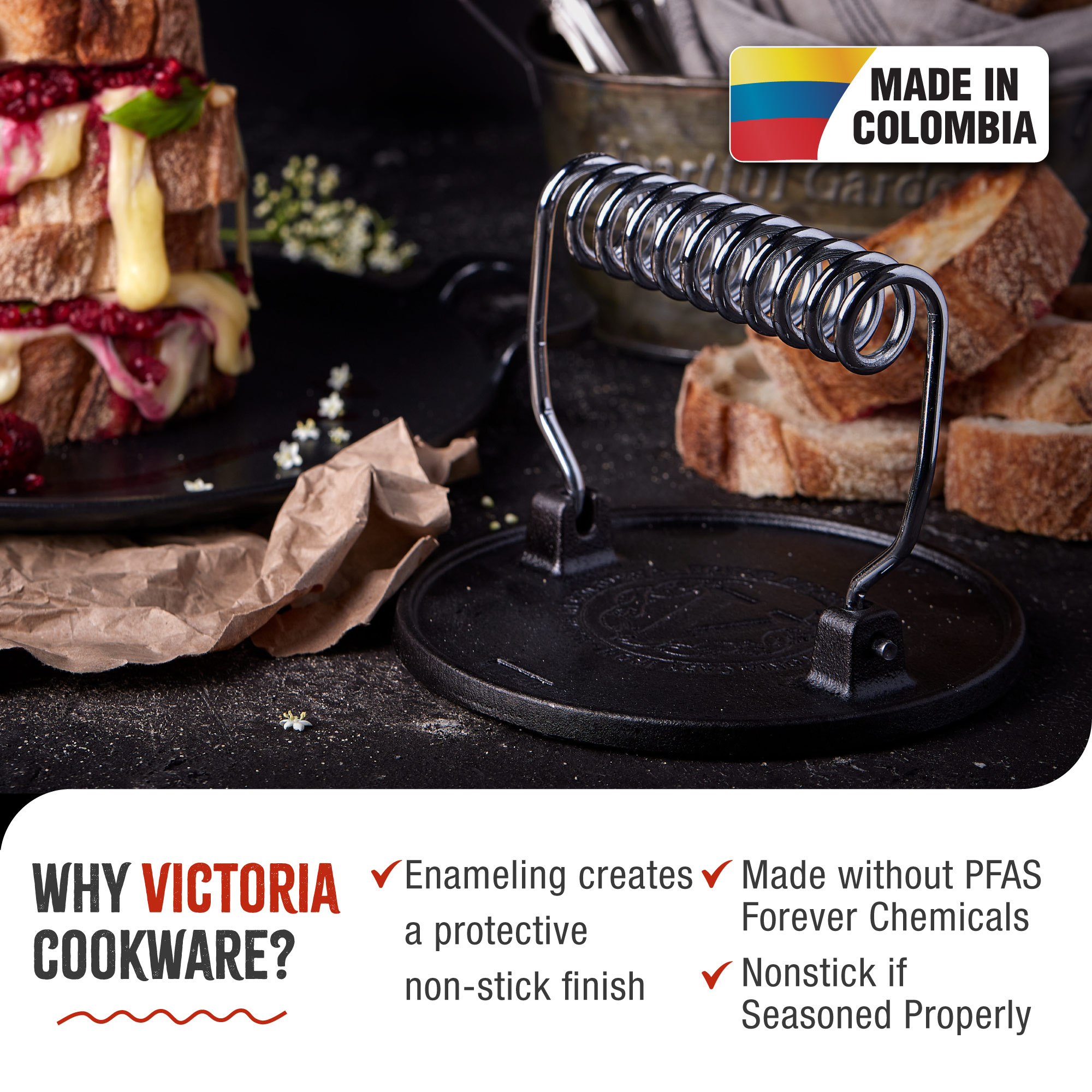 Prensa de hierro fundido negro. Pan rebanado, queso y bandera colombiana en el fondo.
