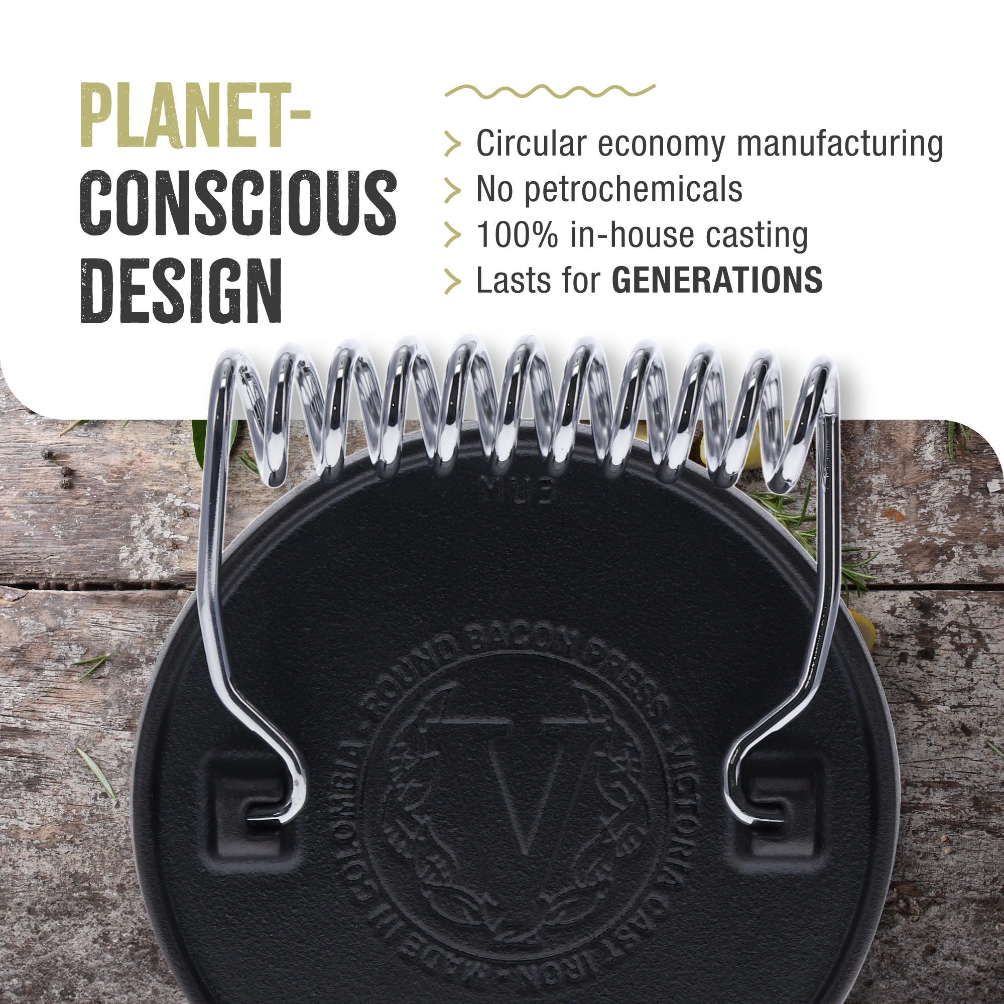 Primer plano de una tapa de hierro fundido negro con un asa de resorte. Muestra detalles de Diseño Consciente del Planeta.
