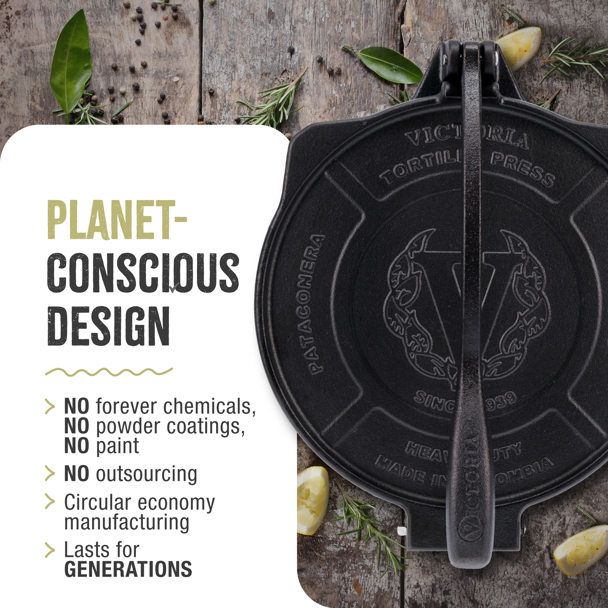 Prensa de tortillas de hierro fundido negro con texto. A la izquierda, texto 'Planet-Conscious Design' y sus características.
