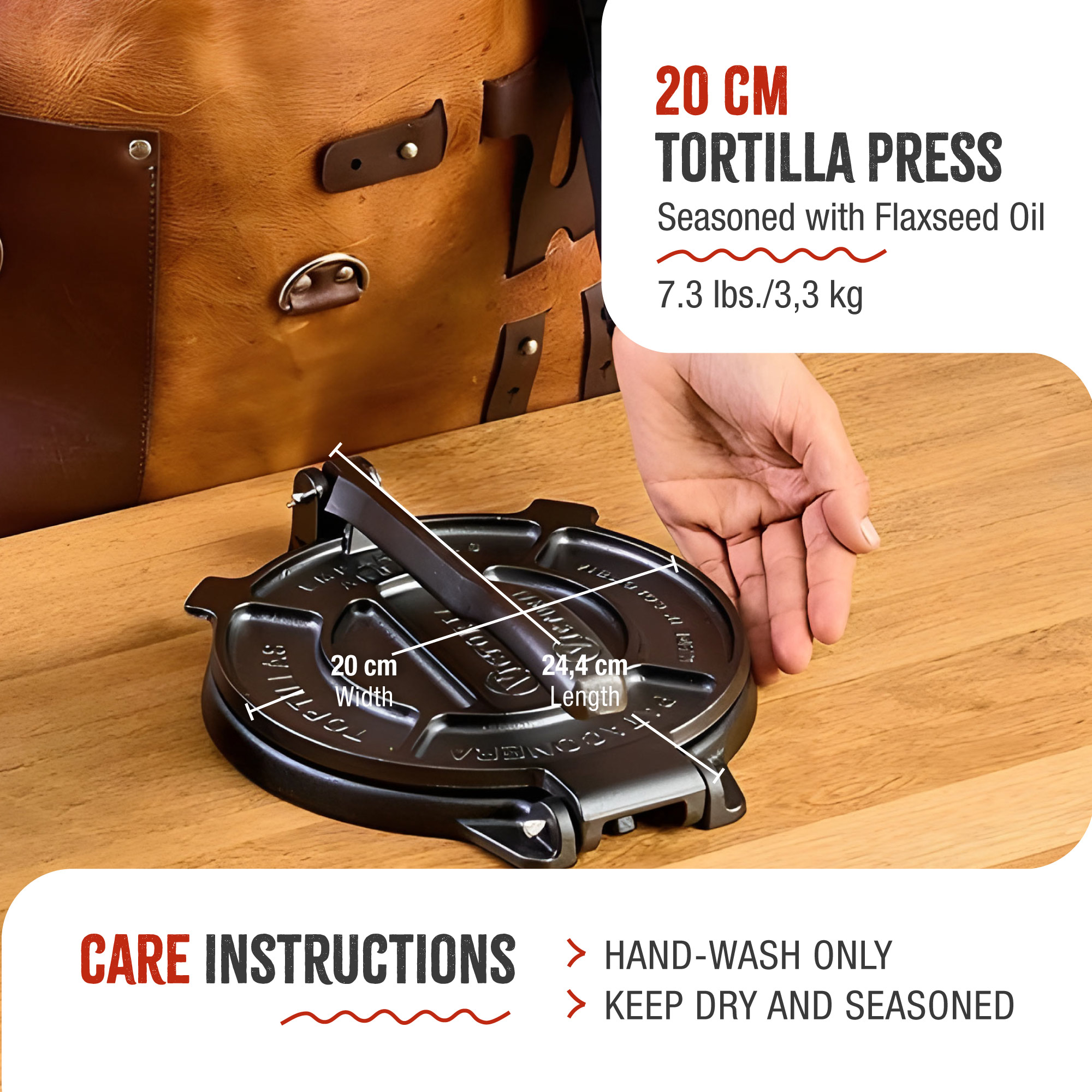 Prensa para tortillas negra con dimensiones e instrucciones sobre una superficie de madera.