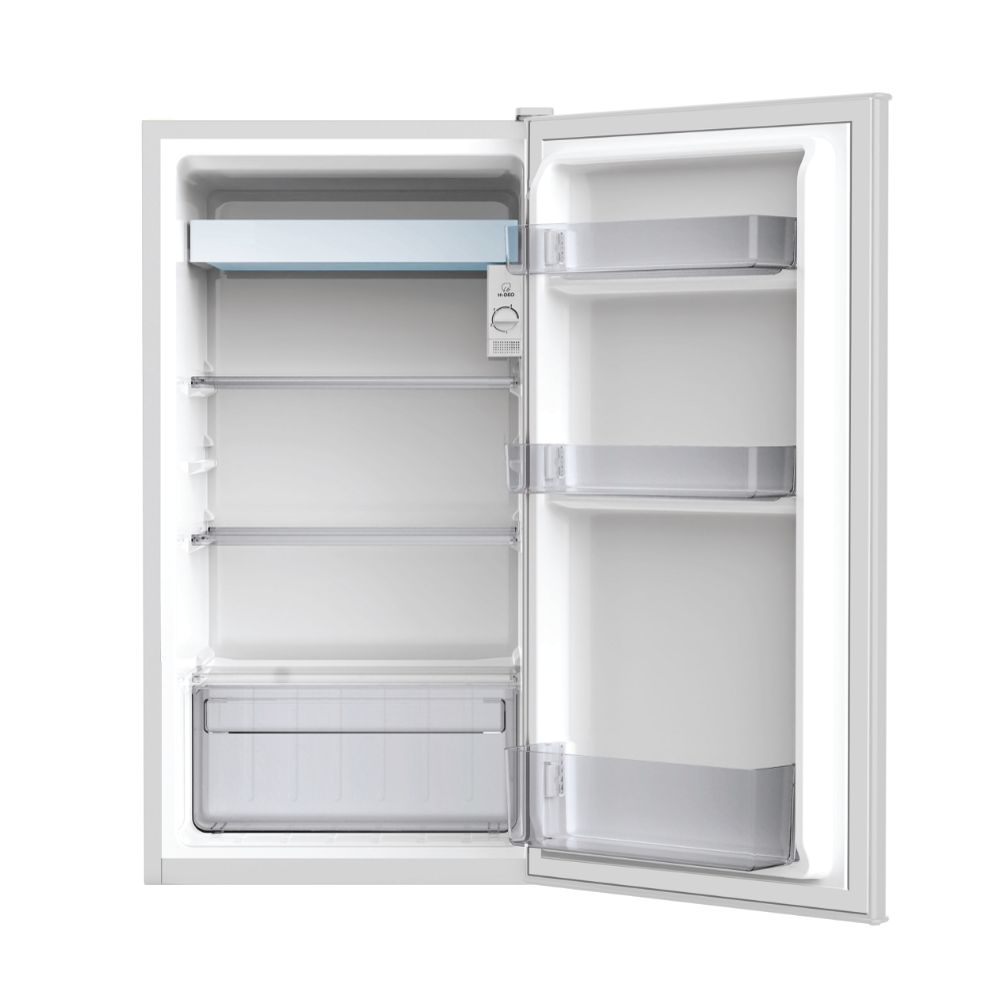 Frigorifero bianco, porta aperta, mostra ripiani, cassetti e interno, su sfondo bianco.