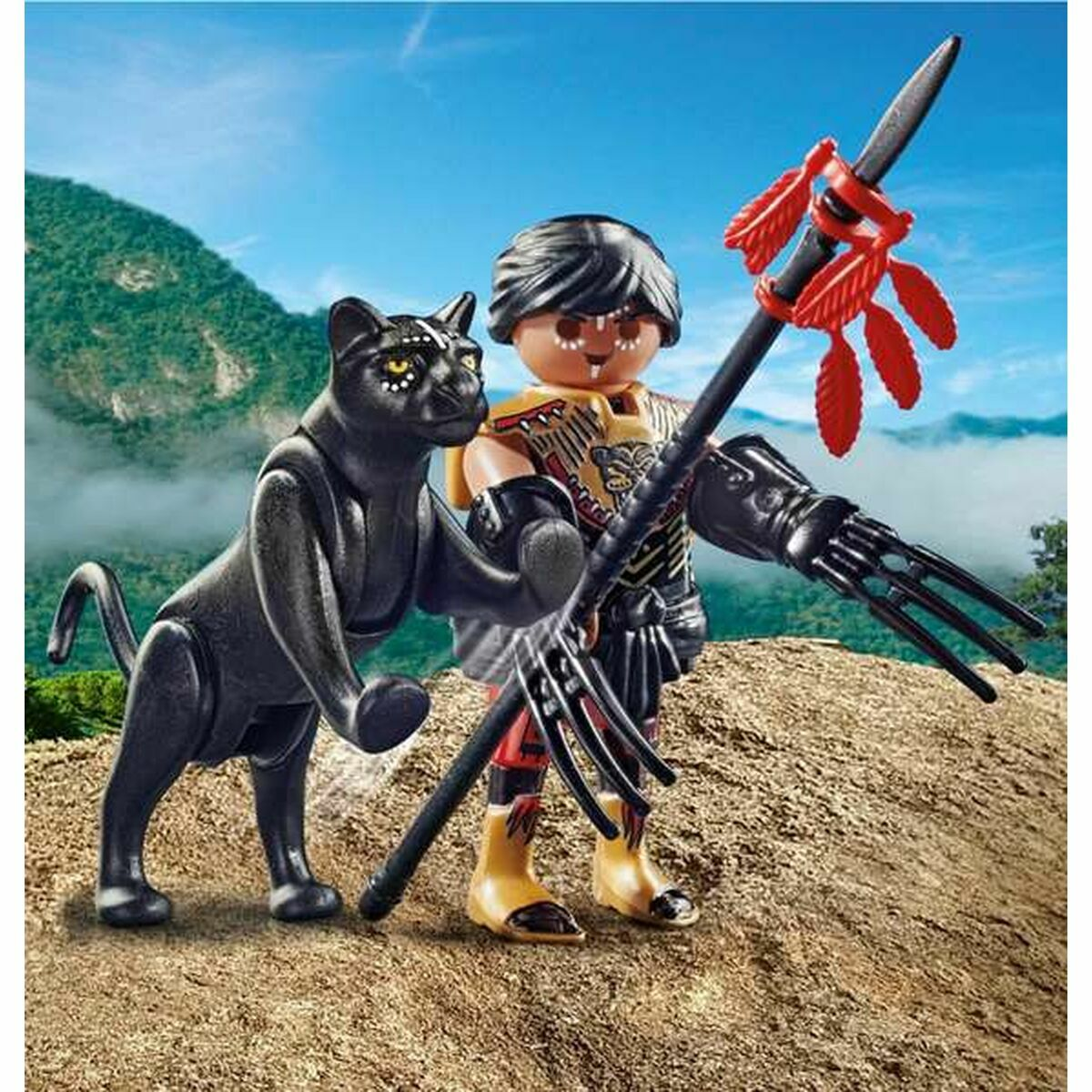 Eine Spielfigur mit einem Speer steht neben einem schwarzen Panther-Spielzeug auf einem grasbewachsenen Hügel mit blauem Himmel.
