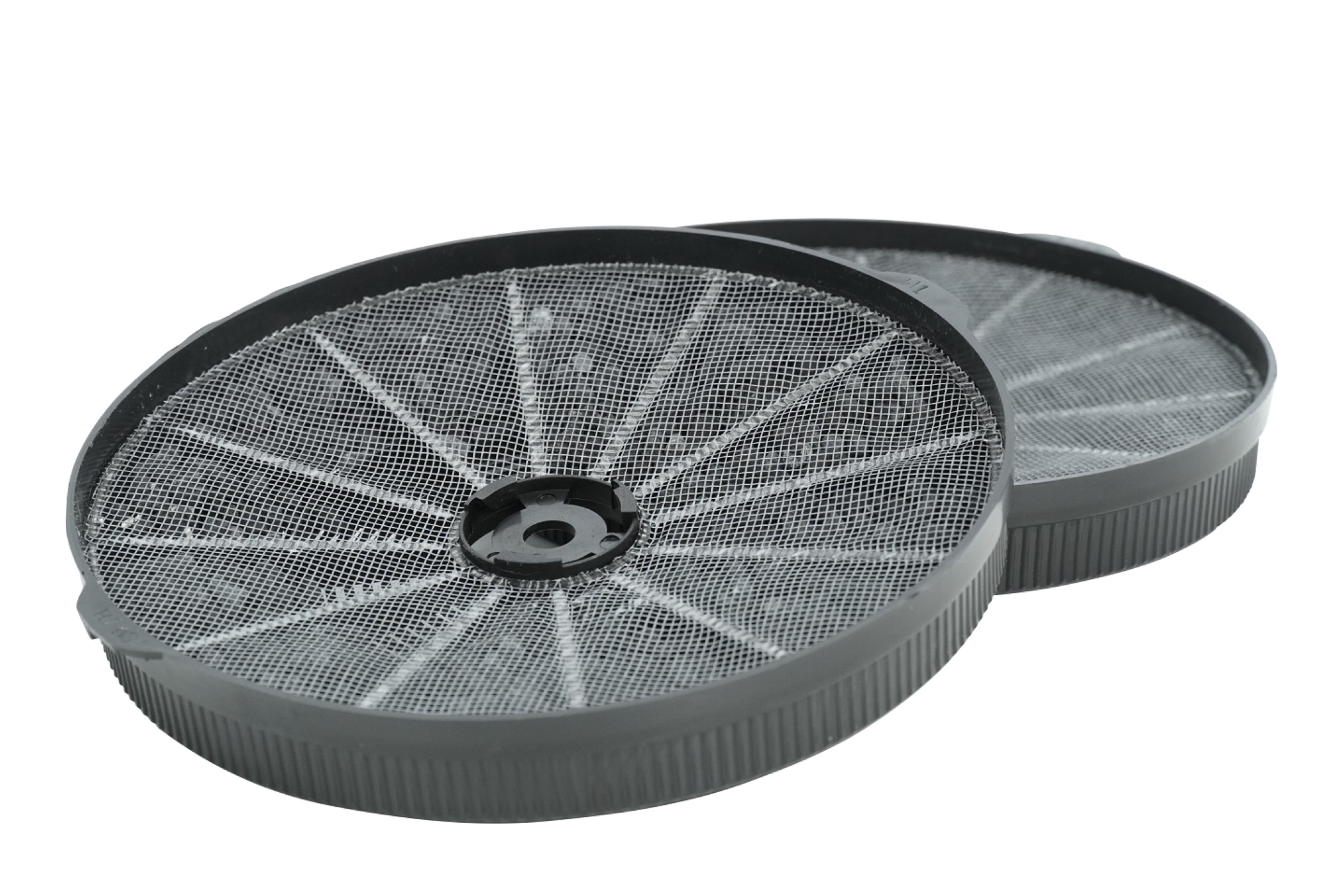 Twee ronde, zwarte houtskoolfilters met een gaasachtig oppervlak op een witte achtergrond.