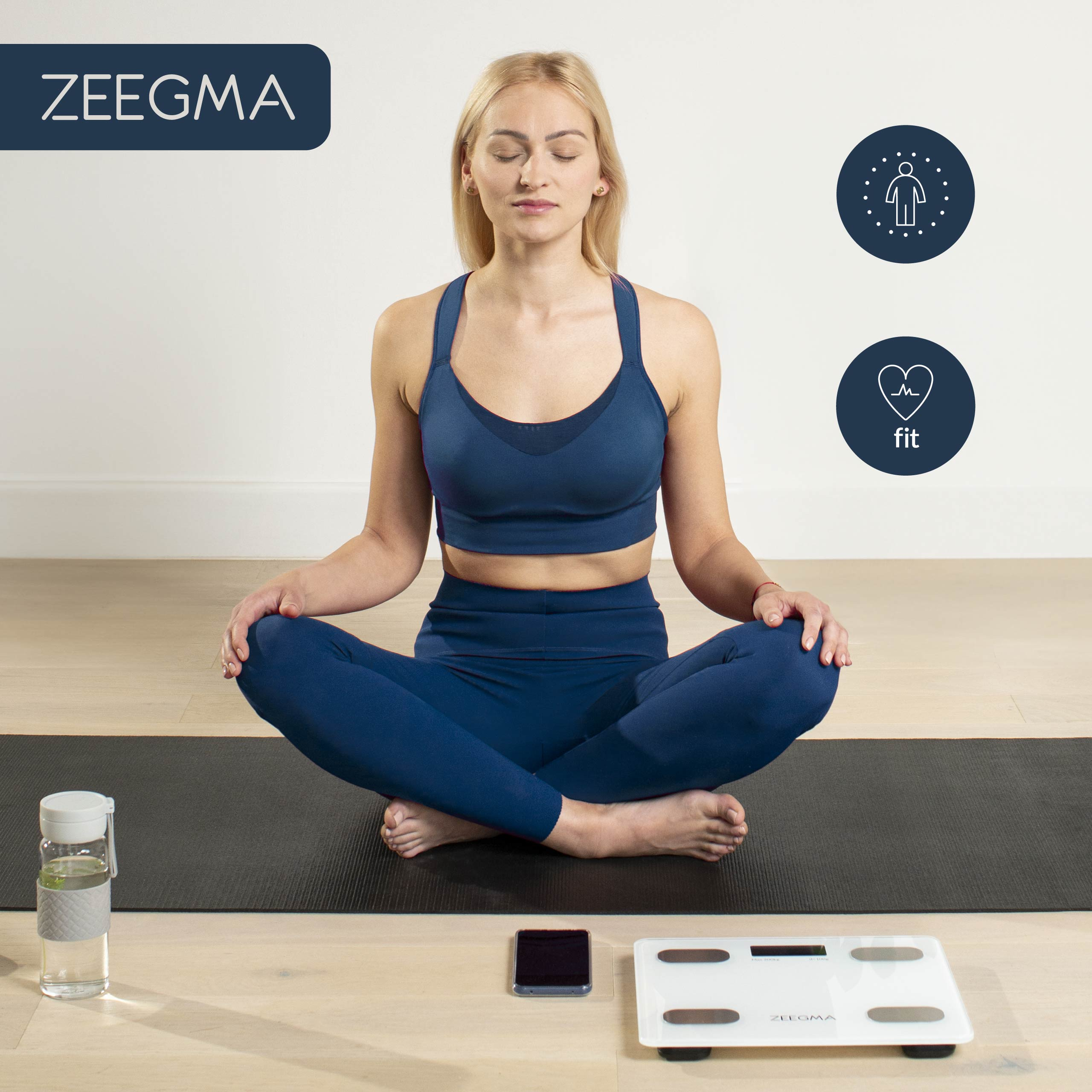 Białe elementy gniazda elektrycznego, widok rozłożony.