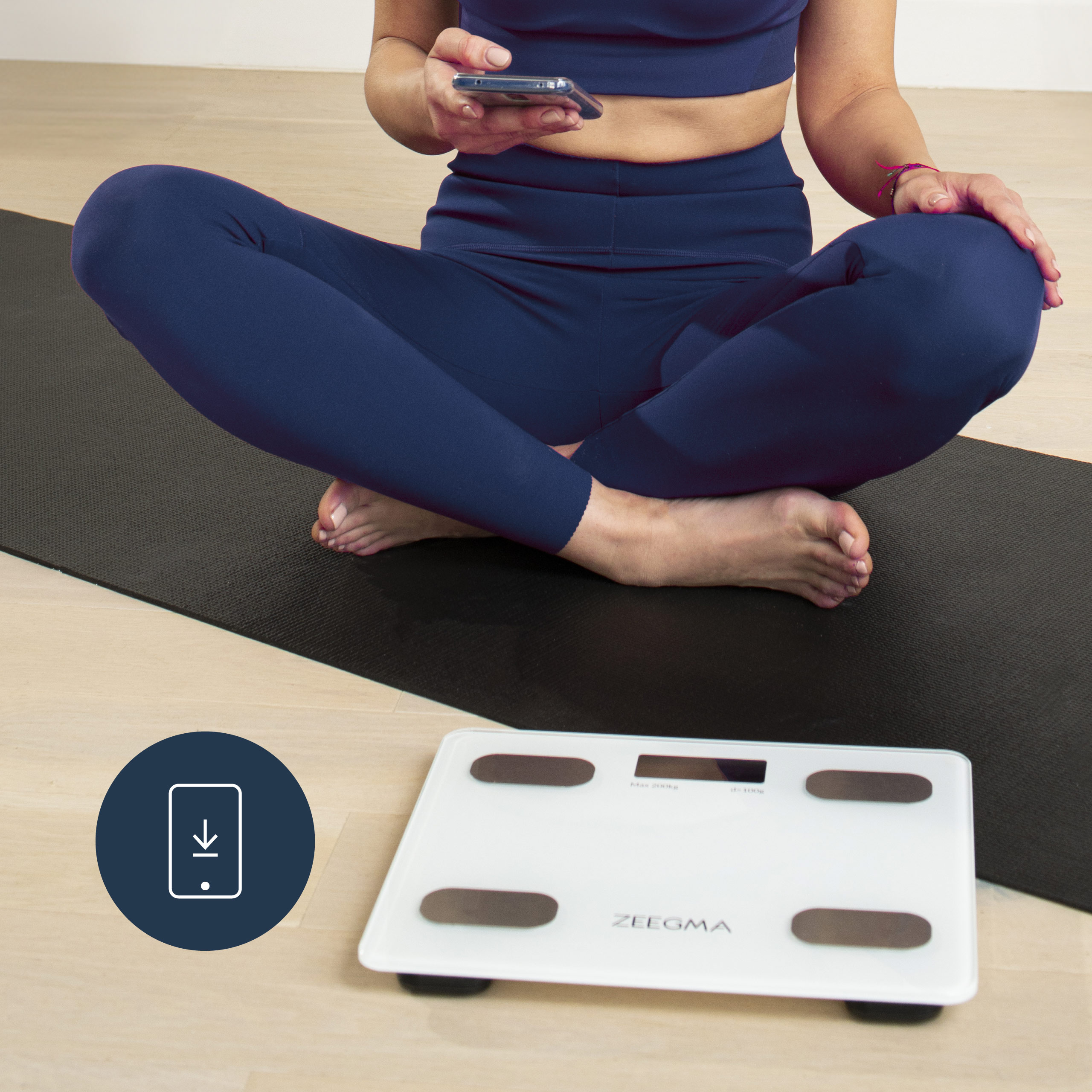Kobieta w niebieskim stroju sportowym siedzi na macie z wagą obok. Ikona pobierania.