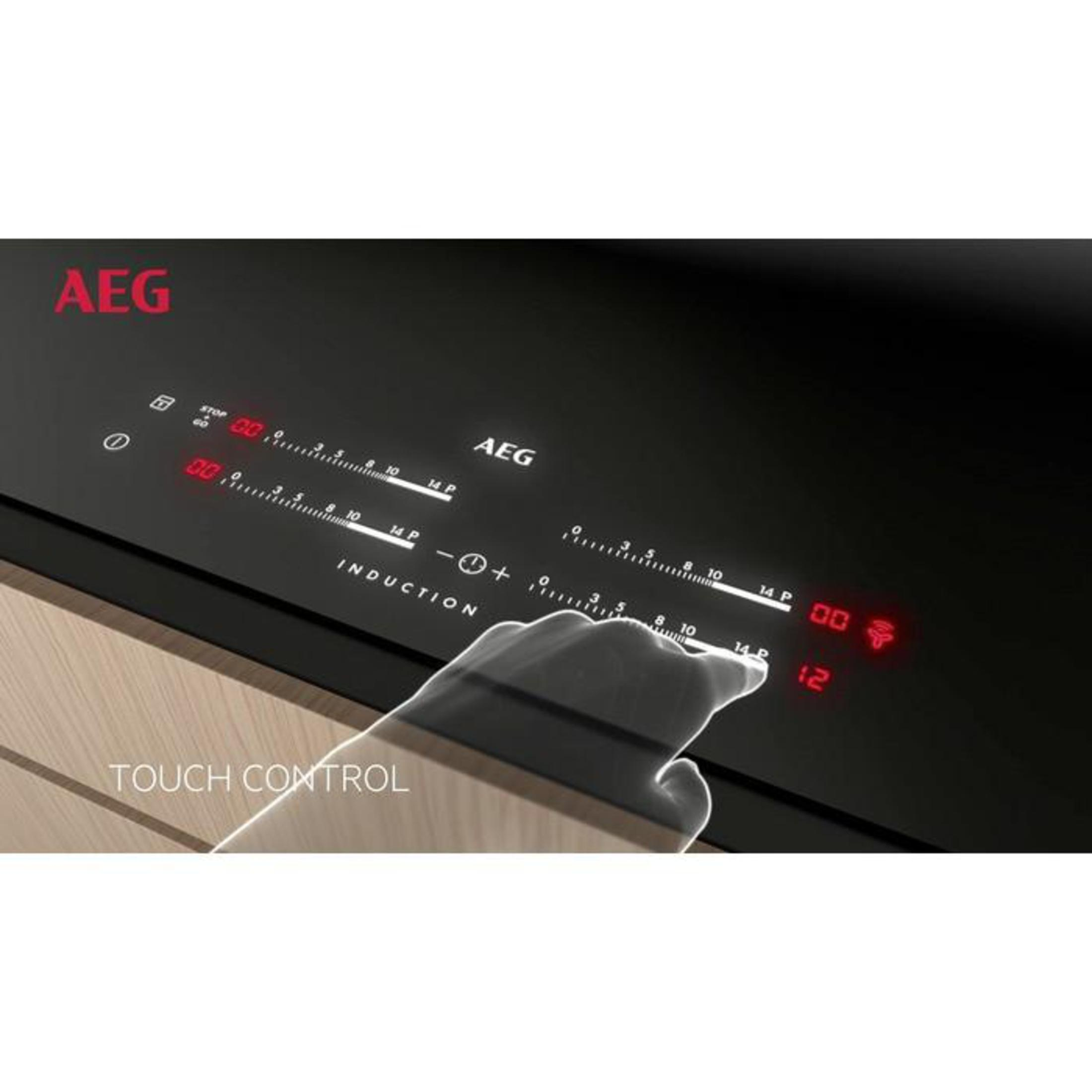 Table de cuisson à induction AEG noire, commandes tactiles avec affichage éclairé, une main.