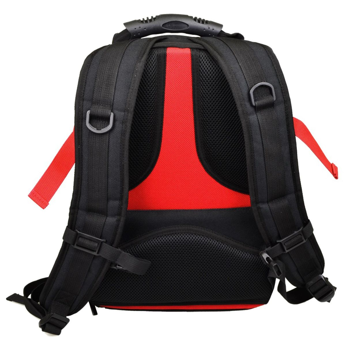 Schwarzer Rucksack mit roten Akzenten, sichtbare Rückenstütze und Gurte, weißer Hintergrund.