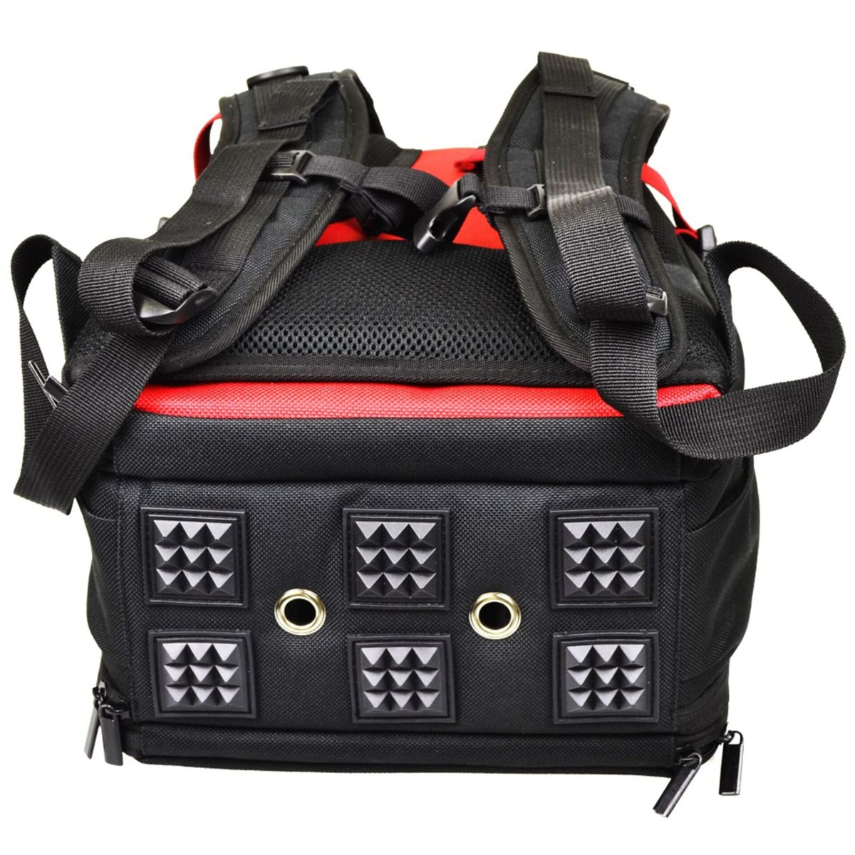 Ein schwarzer und roter Rucksack mit mehreren Taschen und einer verzierten Front.