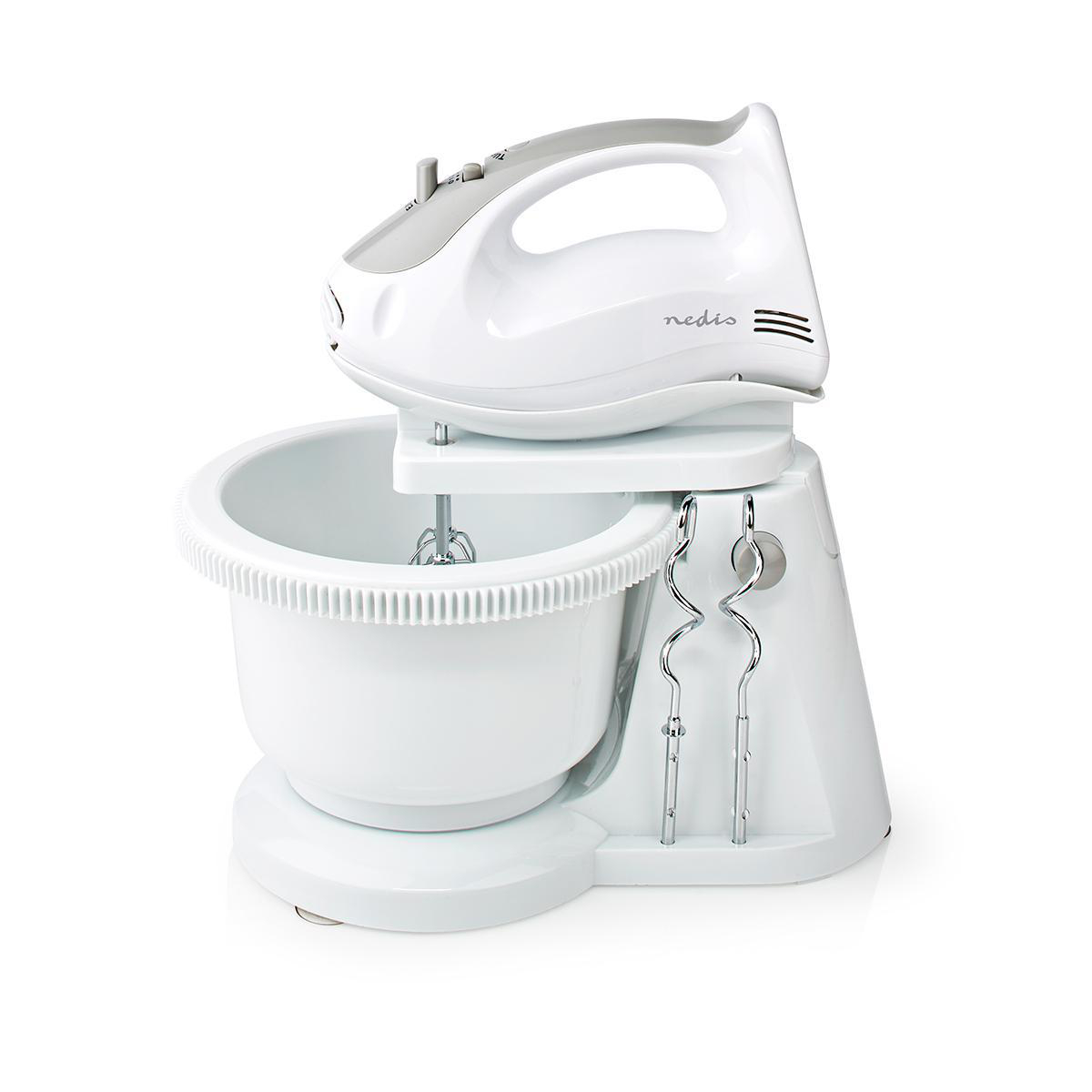 Witte handmixer met een kom en twee gardes. De mixer heeft een handvat bovenop.