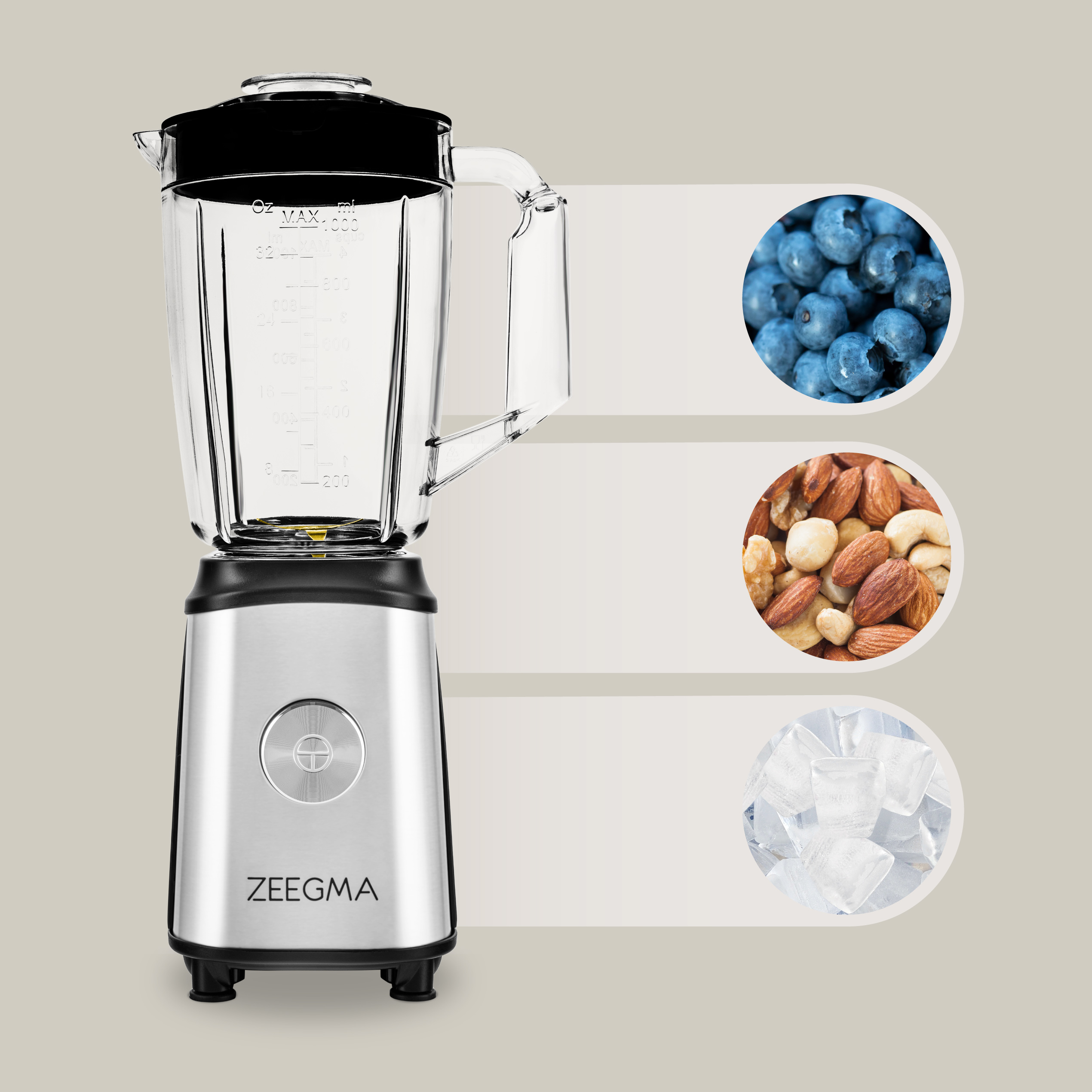 Blender z jagodami, orzechami i lodem, na beżowym tle.