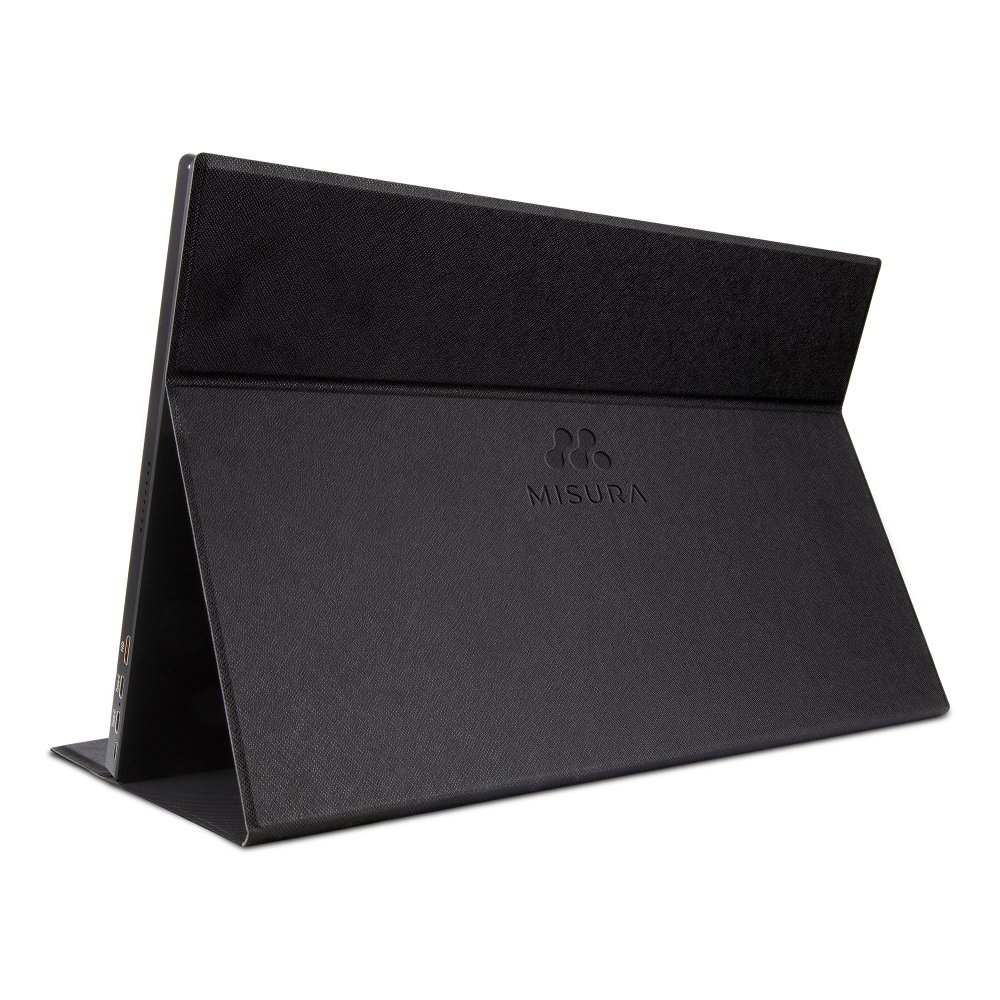 Czarny futerał na tablet jest otwarty, pod kątem. Etui ma logo Misura.