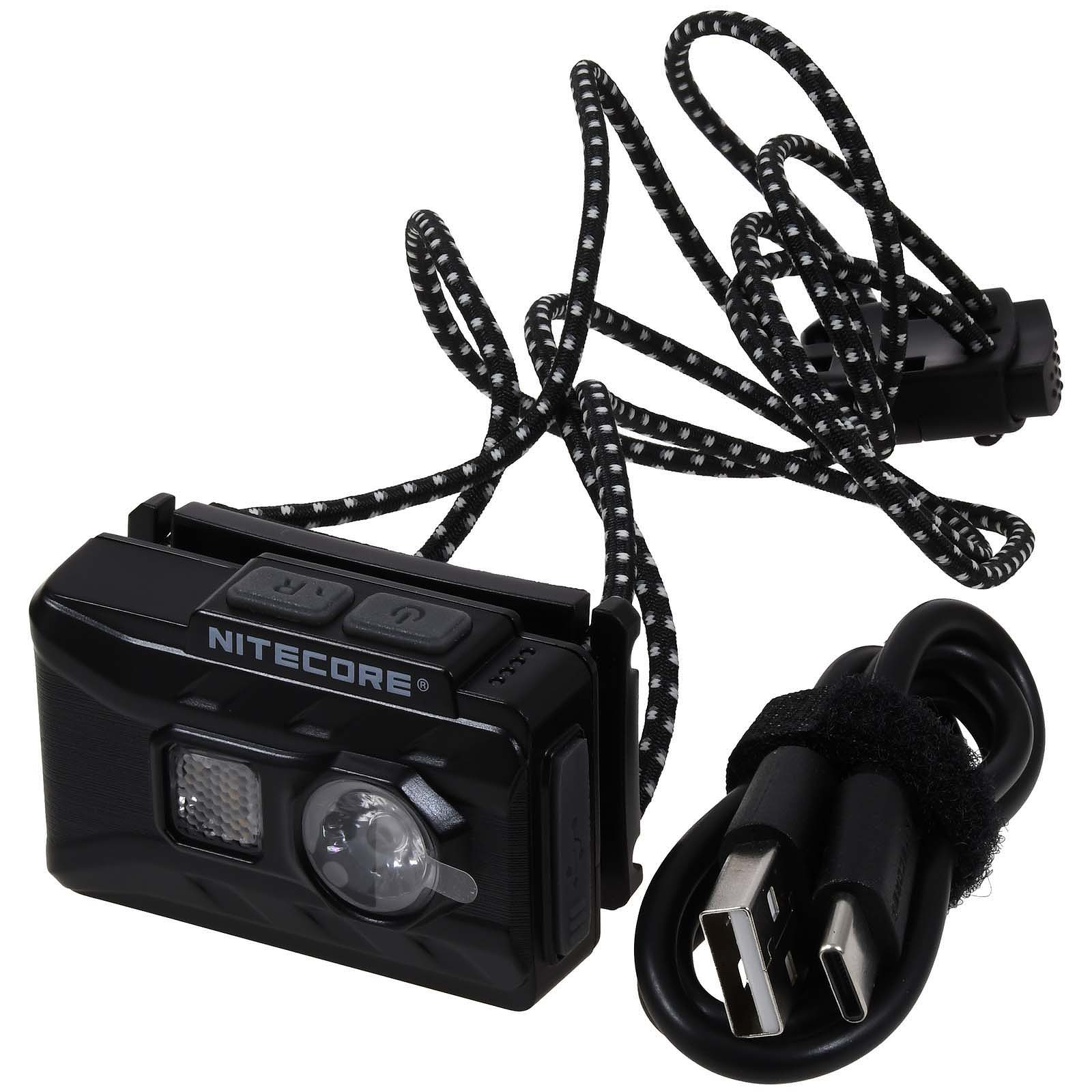 Schwarze Nitecore-Stirnlampe mit USB-Kabel und gemustertem Band, isoliert auf weißem Hintergrund.