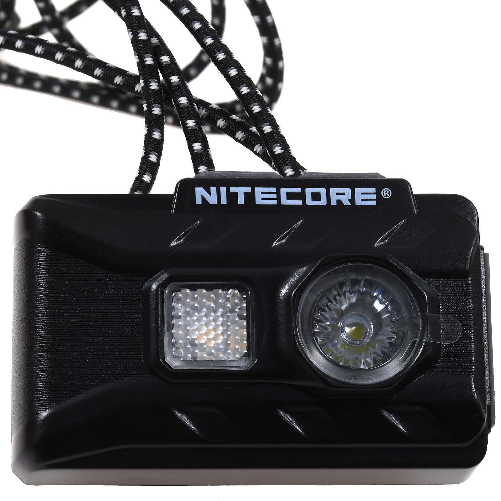 Eine schwarze Nitecore-Taschenlampe mit einem schwarz-weiß gestreiften Riemen. Die Taschenlampe hat zwei Lichtquellen.