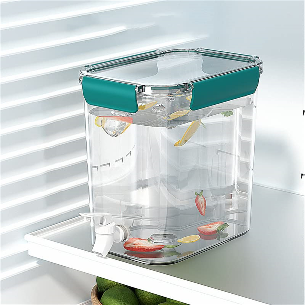 Transparenter Wasserspender mit Früchten, einem Wasserhahn und weißem Hintergrund.