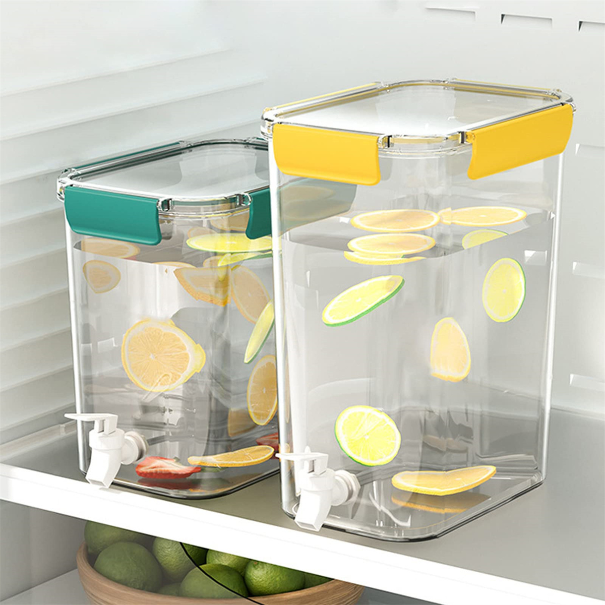 Zwei transparente Behälter mit Zitronenscheiben und Erdbeerstücken in Wasser. Sie befinden sich in einem Kühlschrank.