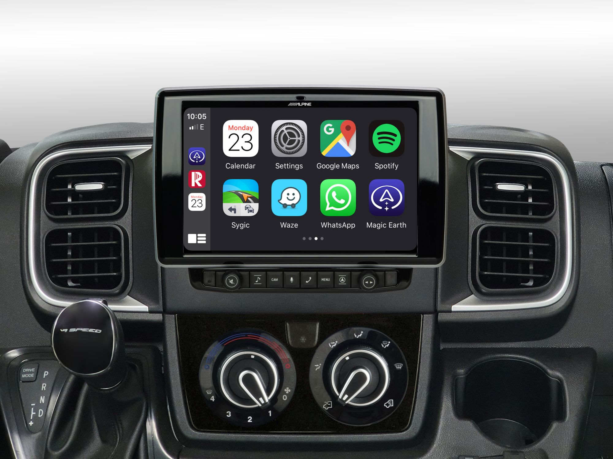 Autoradio im Armaturenbrett. Display zeigt Apps, Uhrzeit und Datum. Schwarzer Rahmen, dunkler Innenraum.