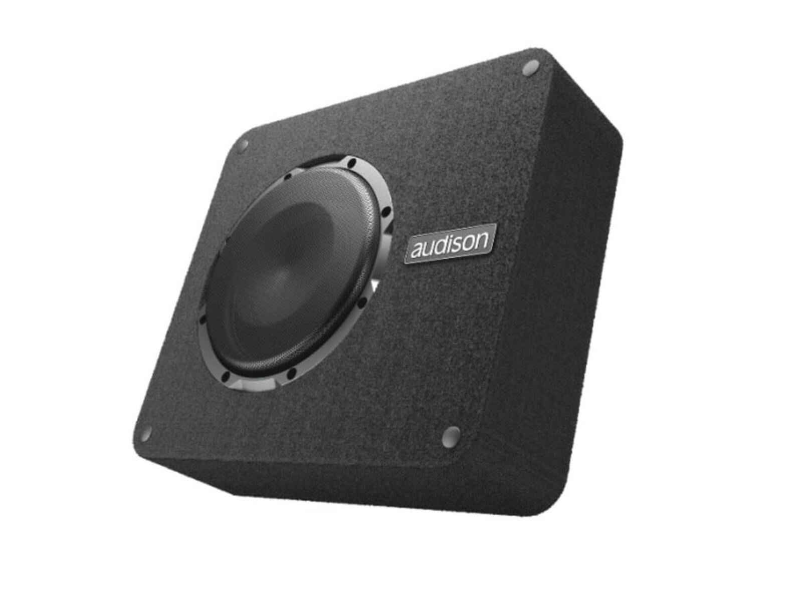 Ein schwarzer Subwoofer-Lautsprecher. Er ist quadratisch mit rundem Gitter.
