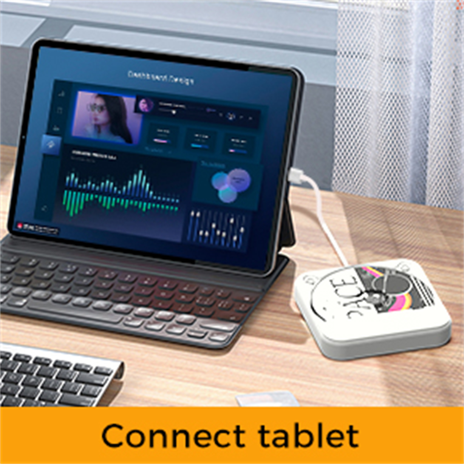 Ein Tablet mit Tastatur und ein weißes Gerät auf einem Holztisch mit der Aufschrift „Connect tablet“.