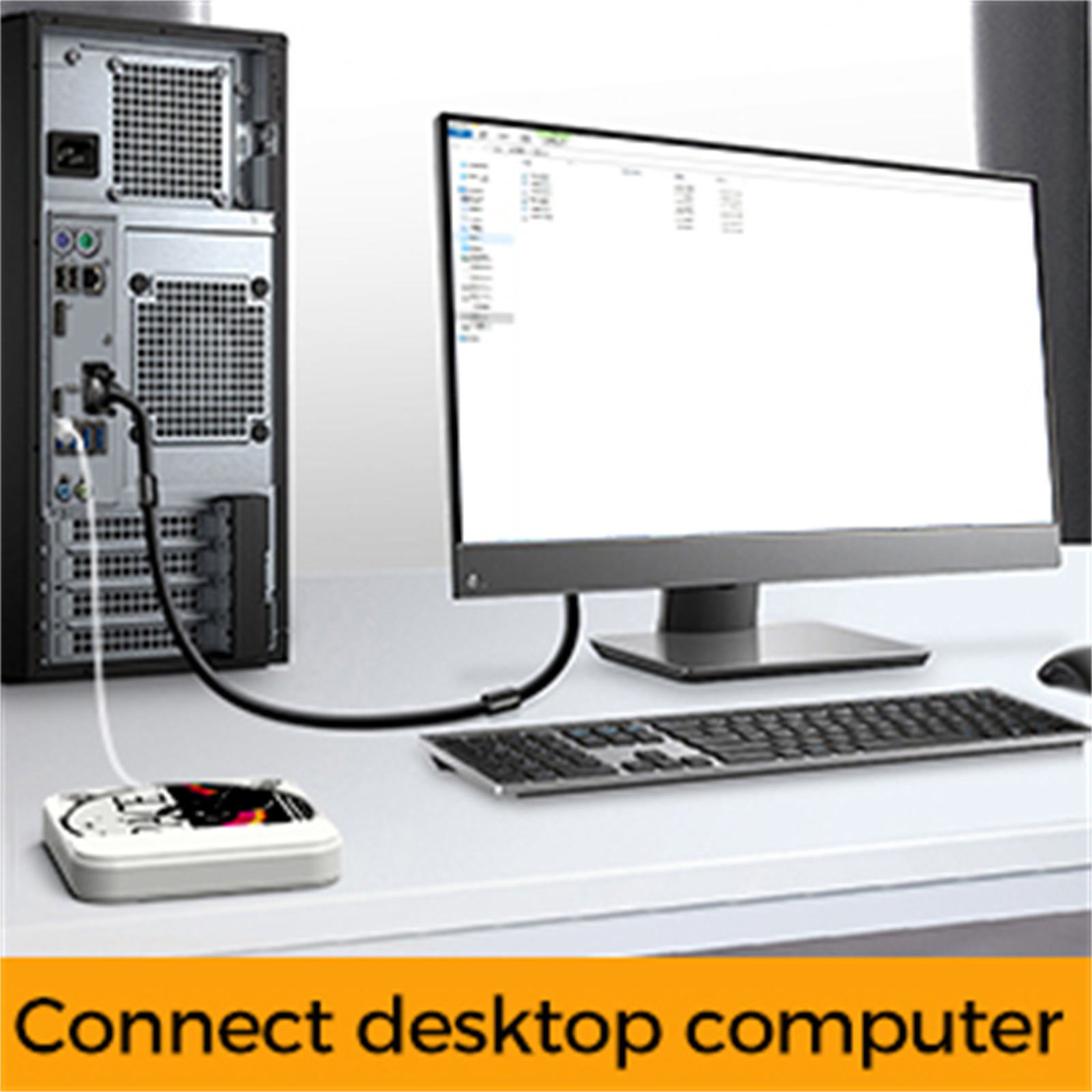 Desktop-Computer-Setup: Ein Computerturm, Monitor, Tastatur und eine angeschlossene weiße Box.